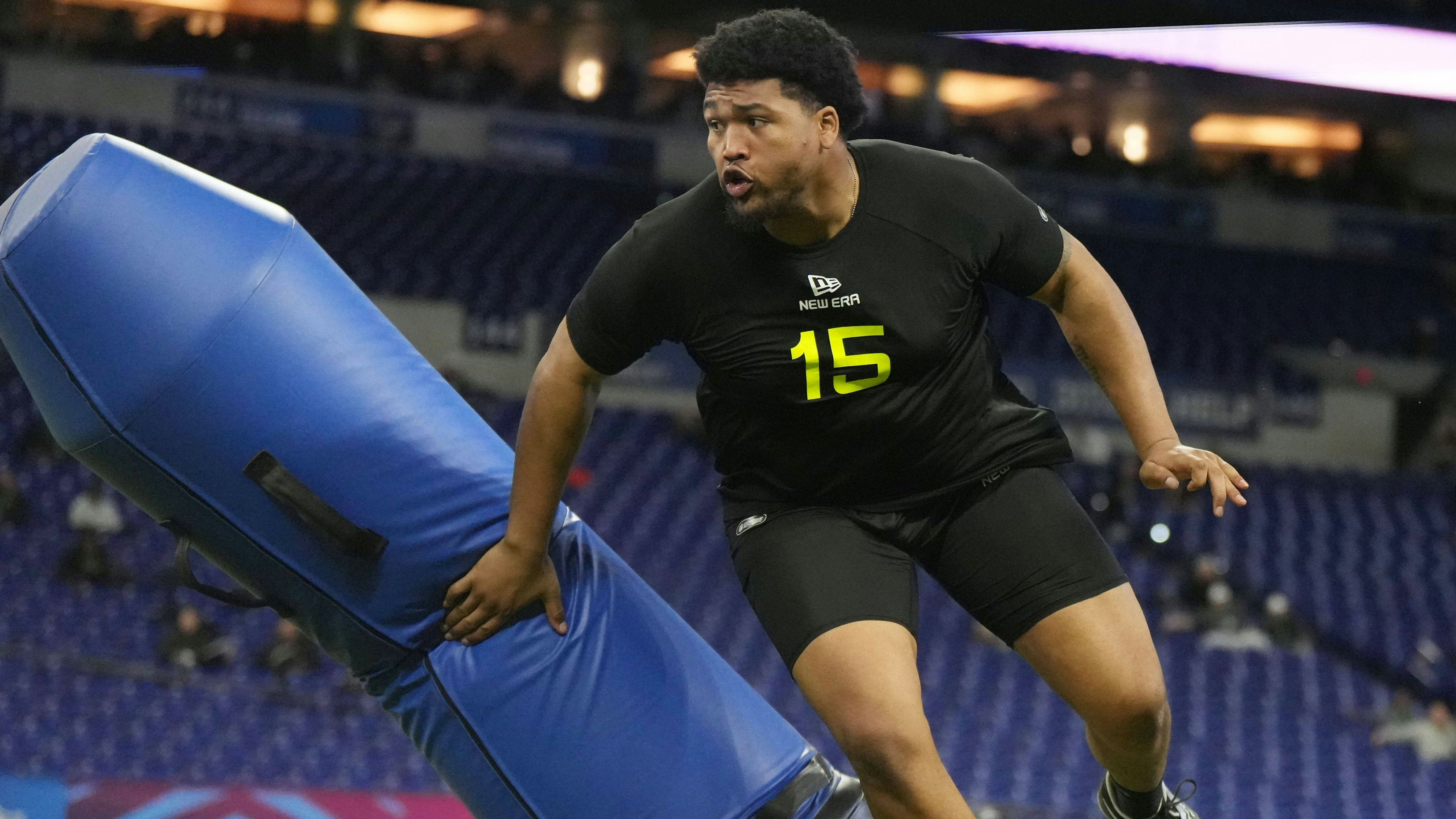 NFL, American Football Herren, USA Combine Feb 27, 2025 Indianapolis, IN, USA Oregon defensive lineman Derrick Harmon DL15 participates in drills during the 2025 NFL Combine at Lucas Oil Stadium. Indianapolis Lucas Oil Stadium IN USA, EDITORIAL USE ONLY PUBLICATIONxINxGERxSUIxAUTxONLY Copyright: xKirbyxLeex 20250227_jcd_al2_0294