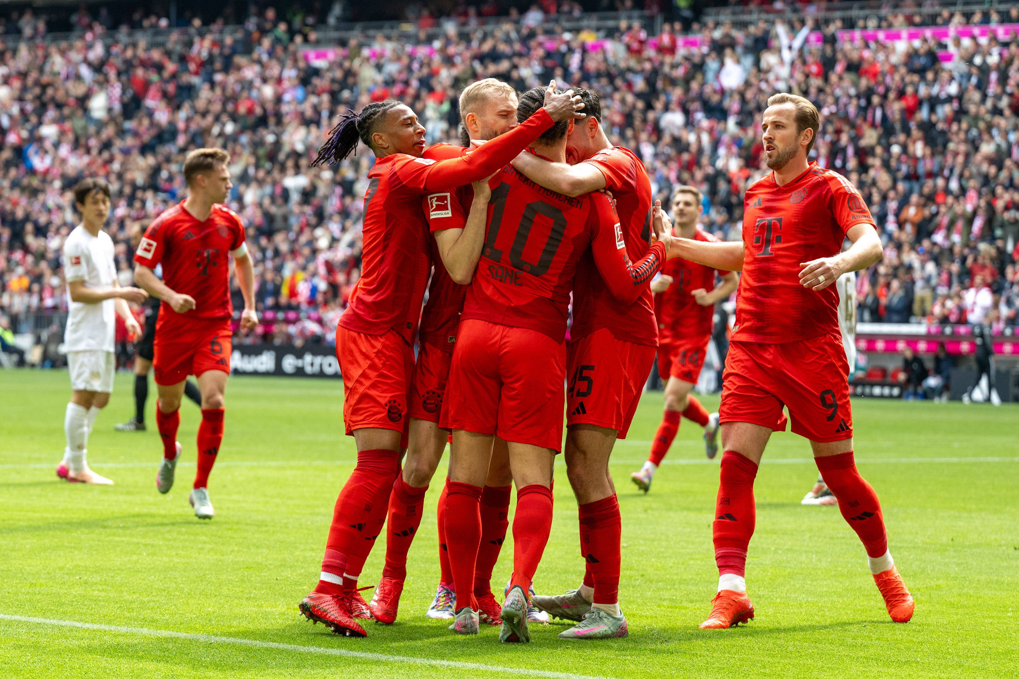 Die Bayern feiern den klaren Sieg gegen Mainz. 