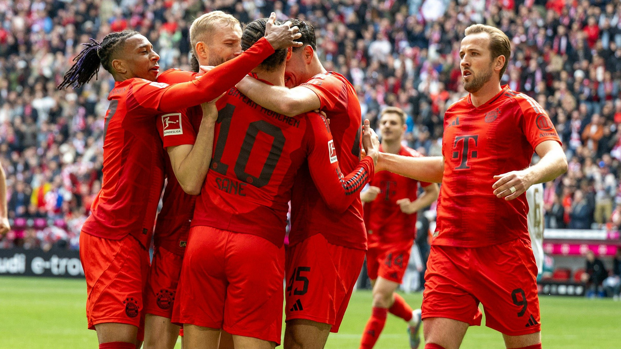 Die Bayern feiern den klaren Sieg gegen Mainz. 