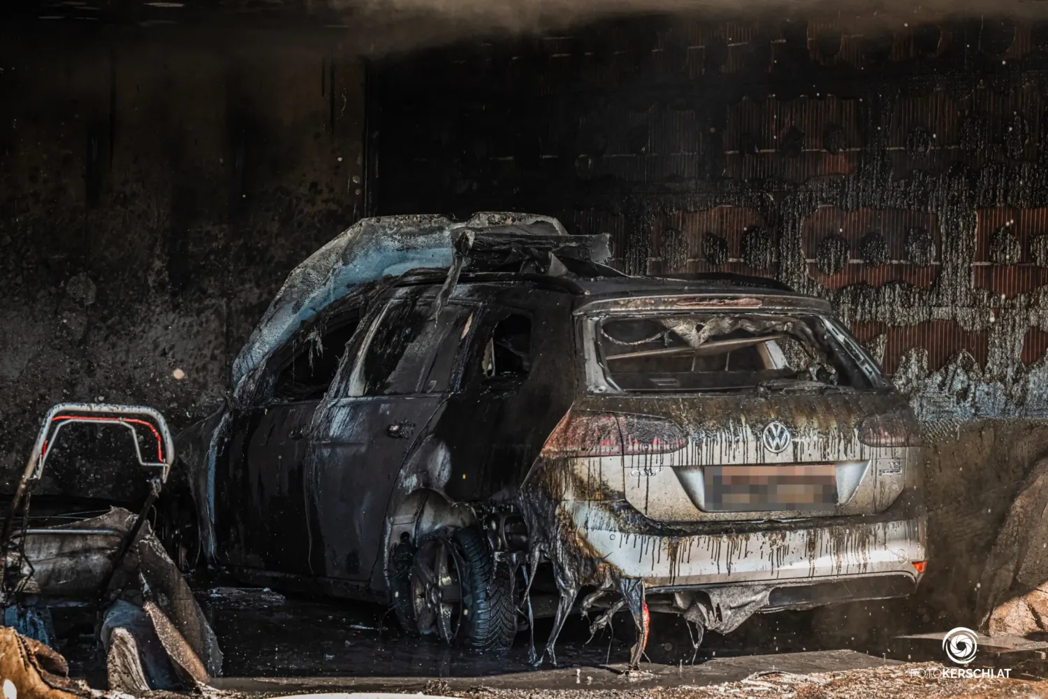 Oje, VW. Das etwa fünf Jahre alte Auto brannte völlig aus.