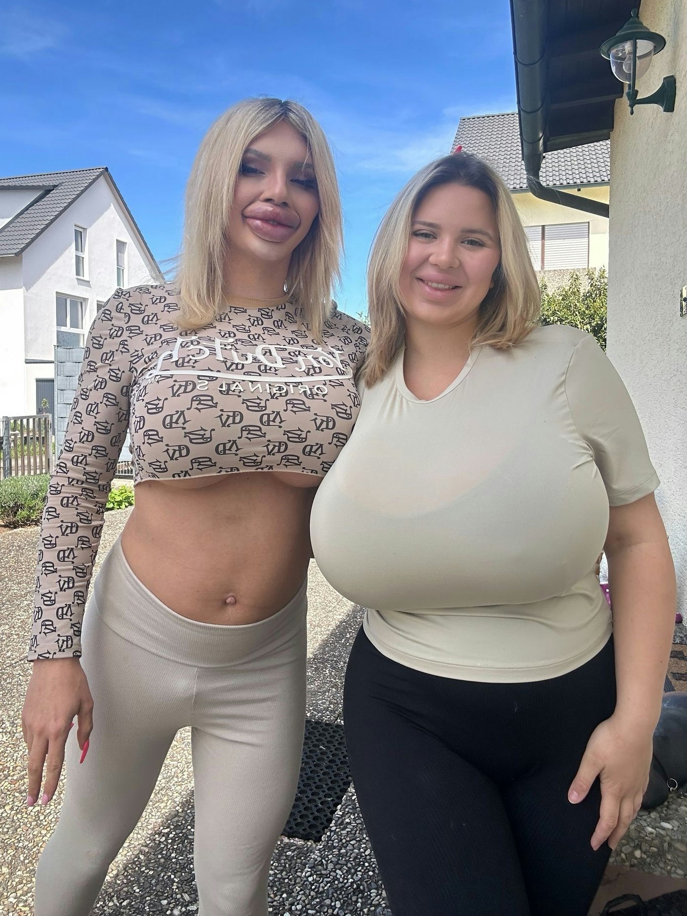 So waren "Jessy Bunny" und ihre Freundin "Vienna" im Fitnessstudio bekleidet.