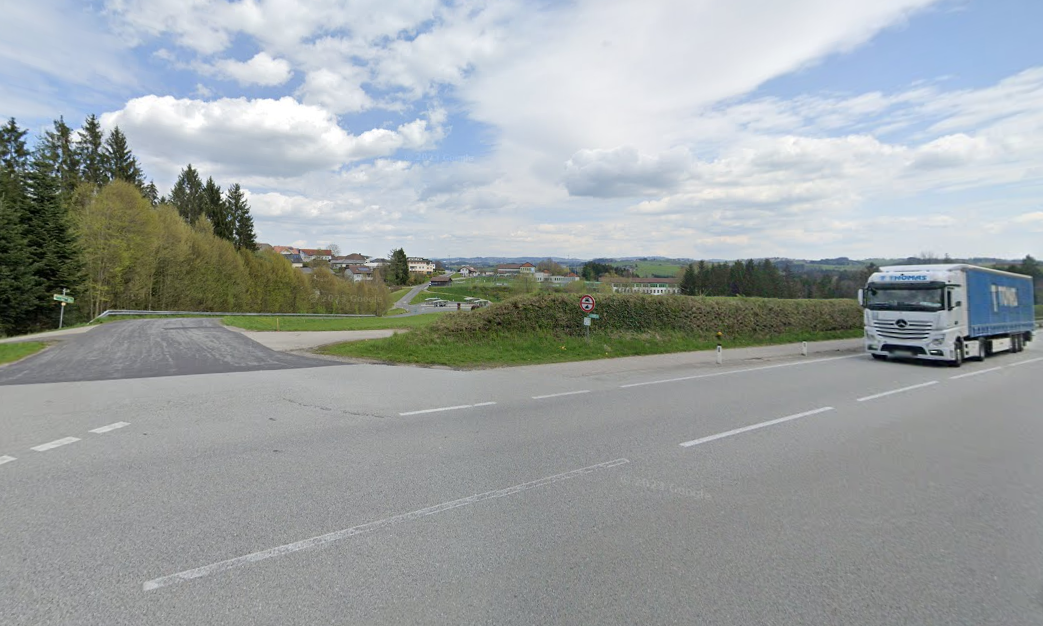 Bei der Zufahrt zur HTL Neufelden (Bez. Rohrbach) wurde der Raser geschnappt. (Archivbild)