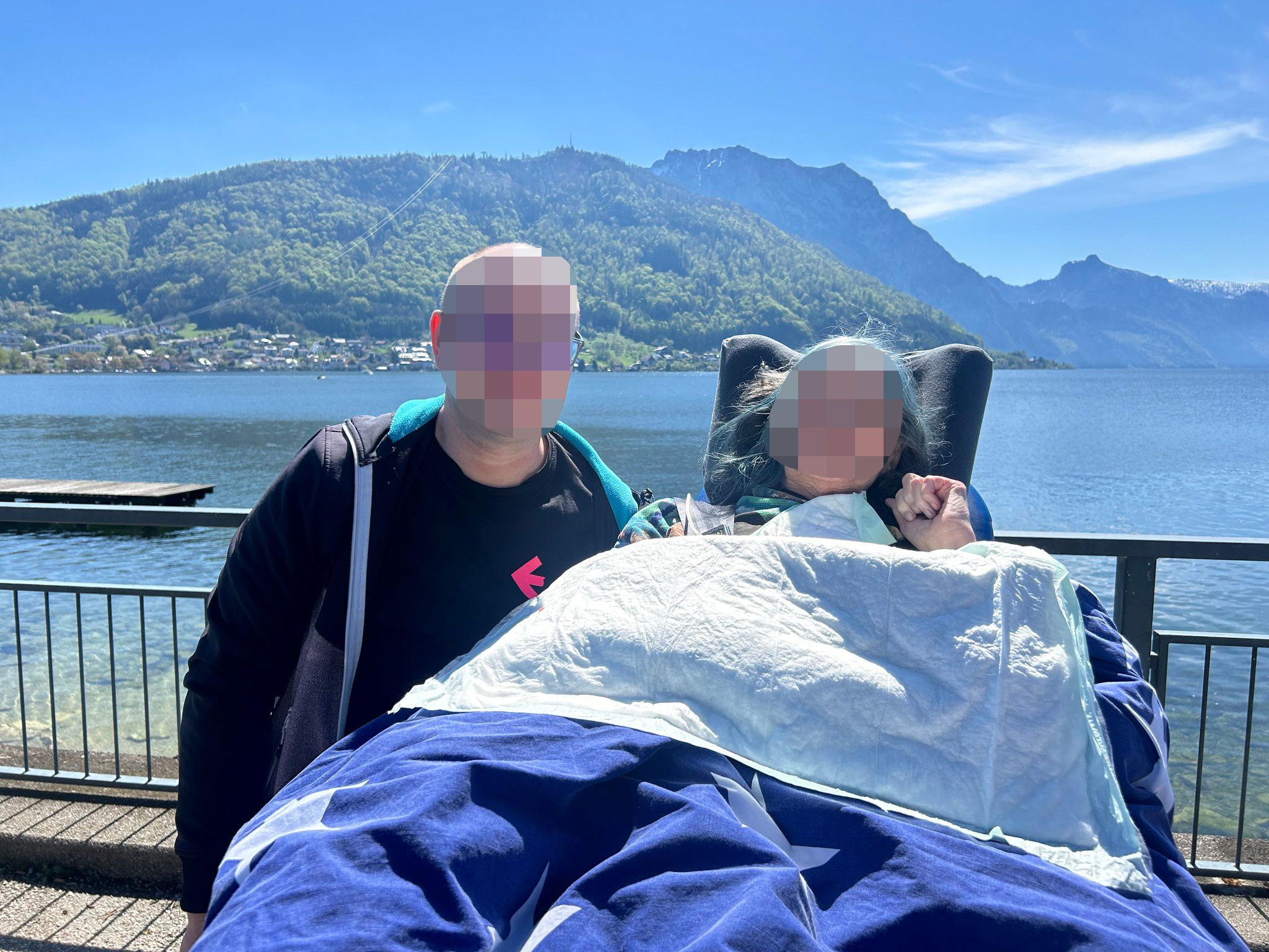 Ulrike konnte mit ihrem Sohn noch einen Nachmittag am sonnigen Traunsee verbringen.