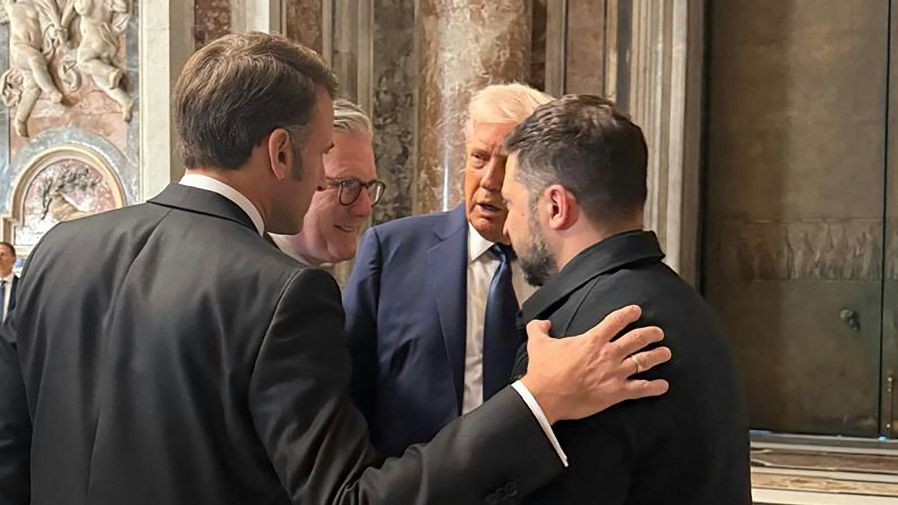 v.l.n.r.: Frankreichs Präsident Emmanuel Macron, Briten-Premier Keir Starmer und US-Präsident Donald Trump in Beratungen mit Wolodymyr Selenskyj im Vatikan.