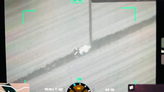 Am Monitor erkennt der Drohnenbeauftragte den Vermissten.