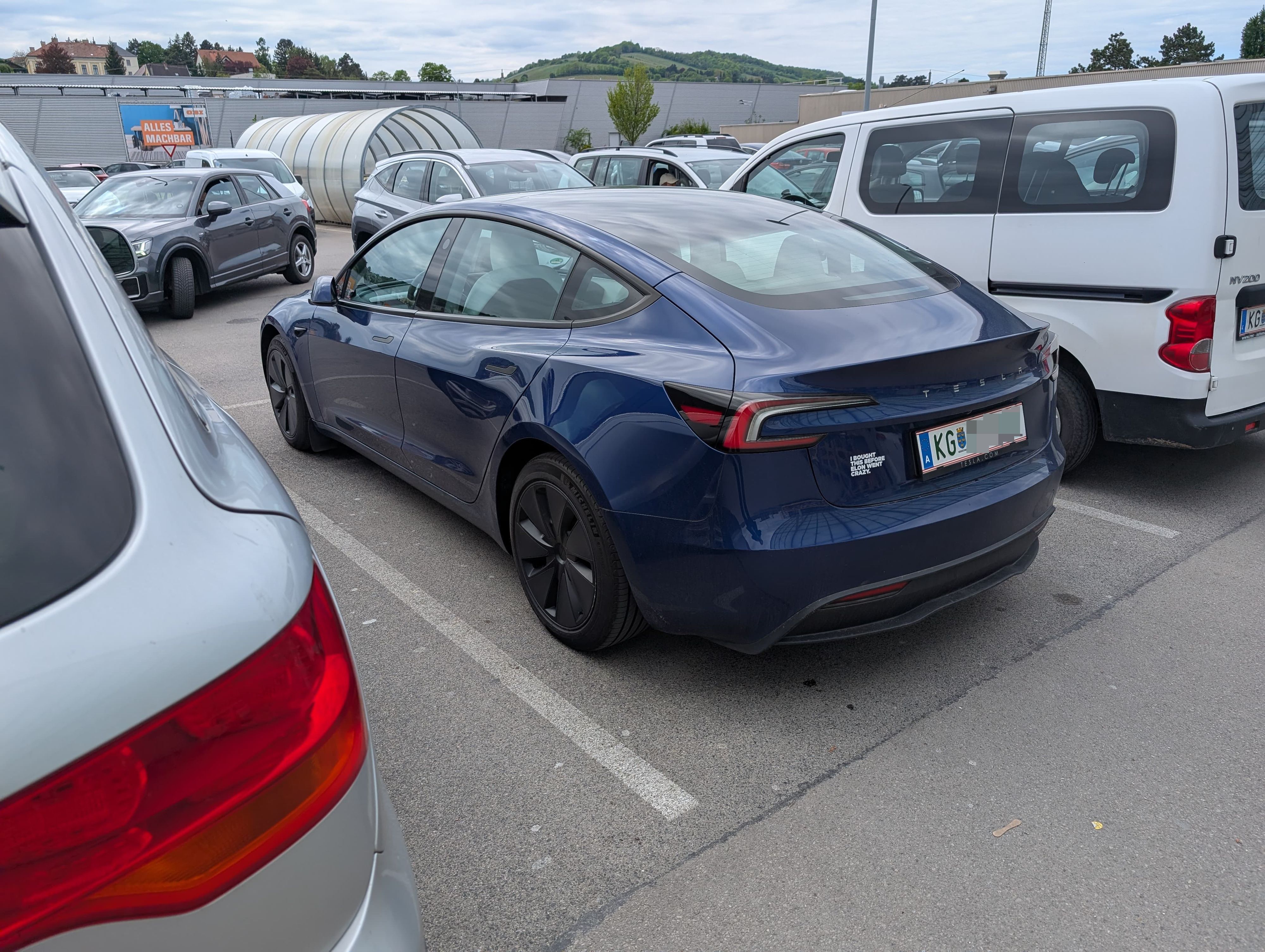 Der Tesla-Fahrer hat gleich zwei Pickerl an sein Elektroauto angebracht.