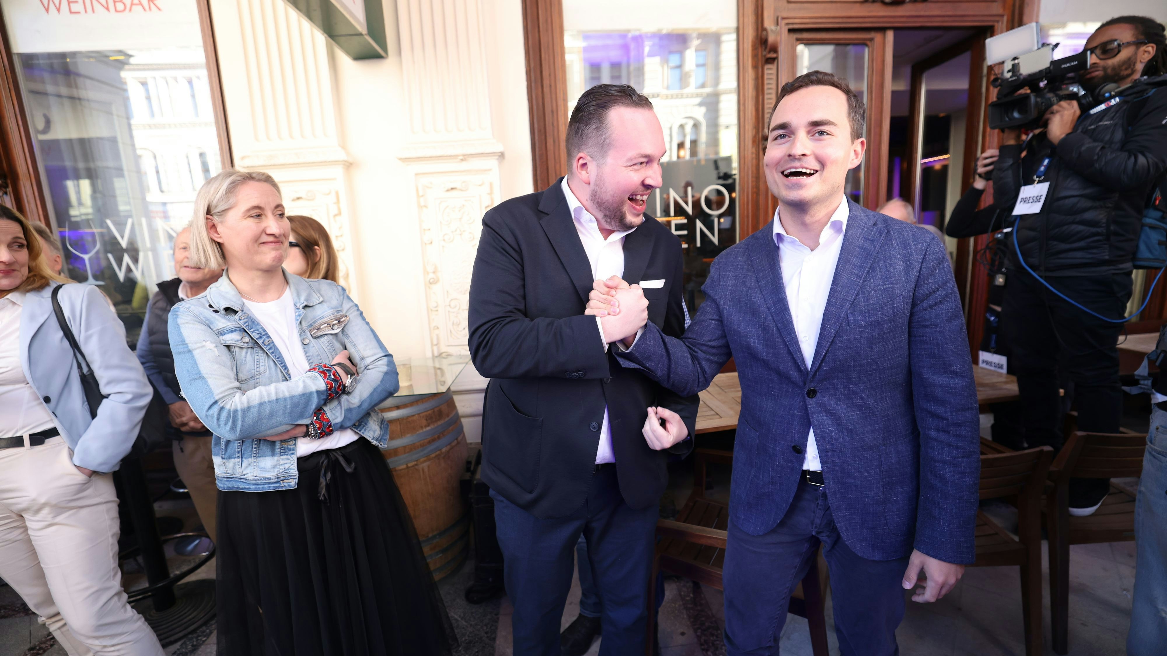 Jubel bei Klubchef Maximilian Krauss (r.) im Weinlokal "Vino" in der City