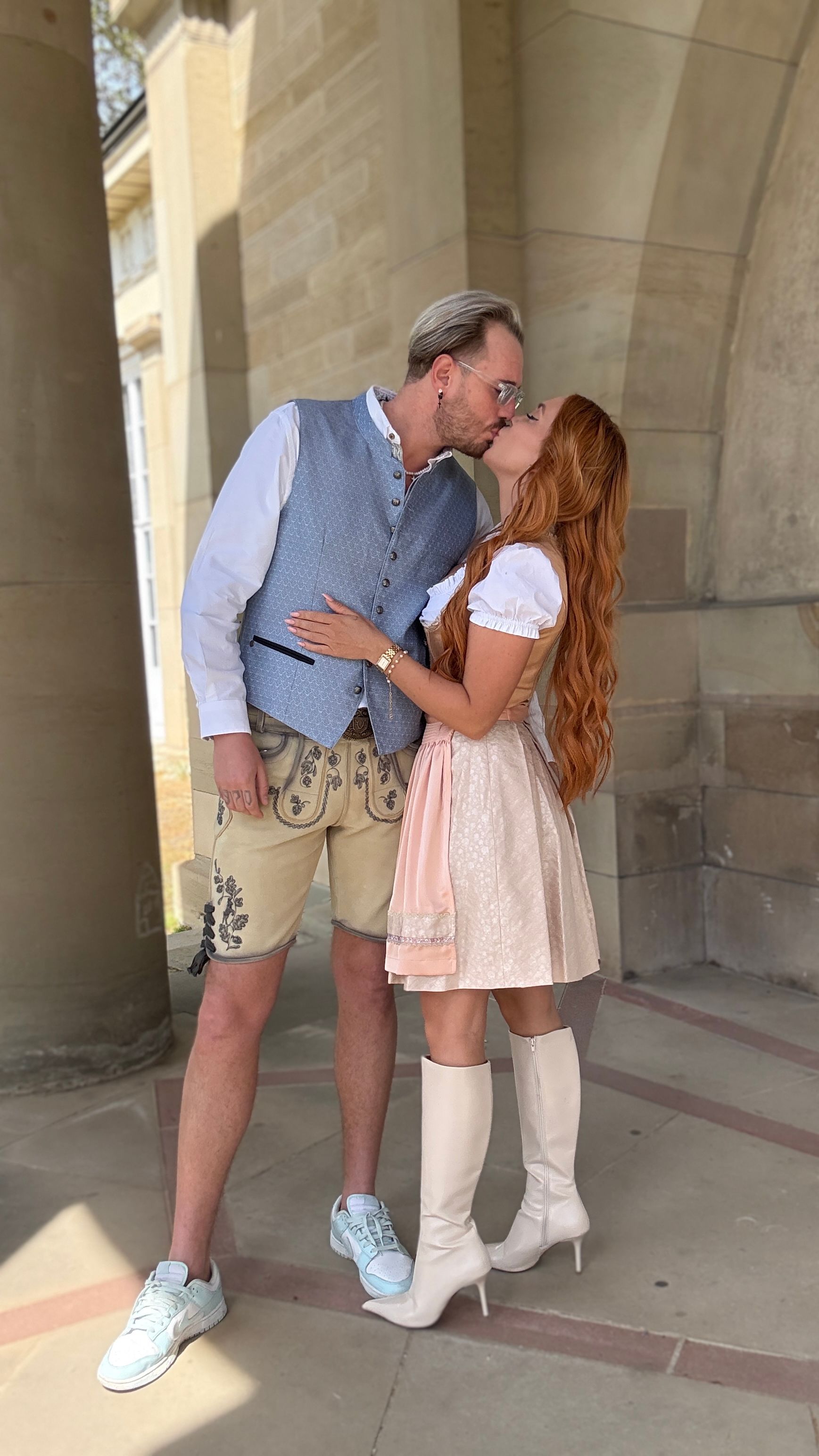 Tara Tabitha und Dennis Lodi schweben im Liebesglück.