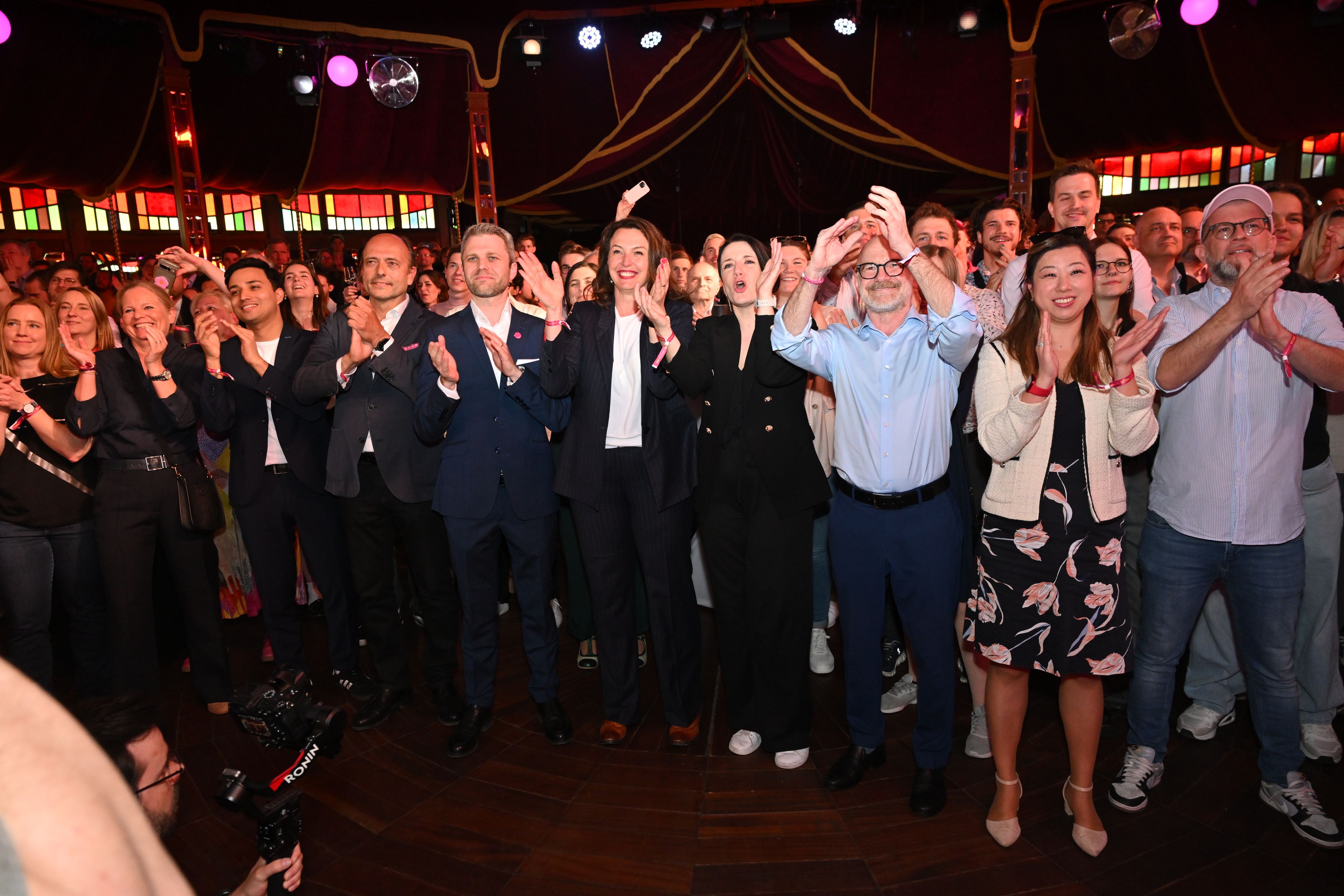 Selma Arapović (mitte) jubelte bei der ersten Trendprognose, die mit 8,5 Prozent Grund zur Freude gab.