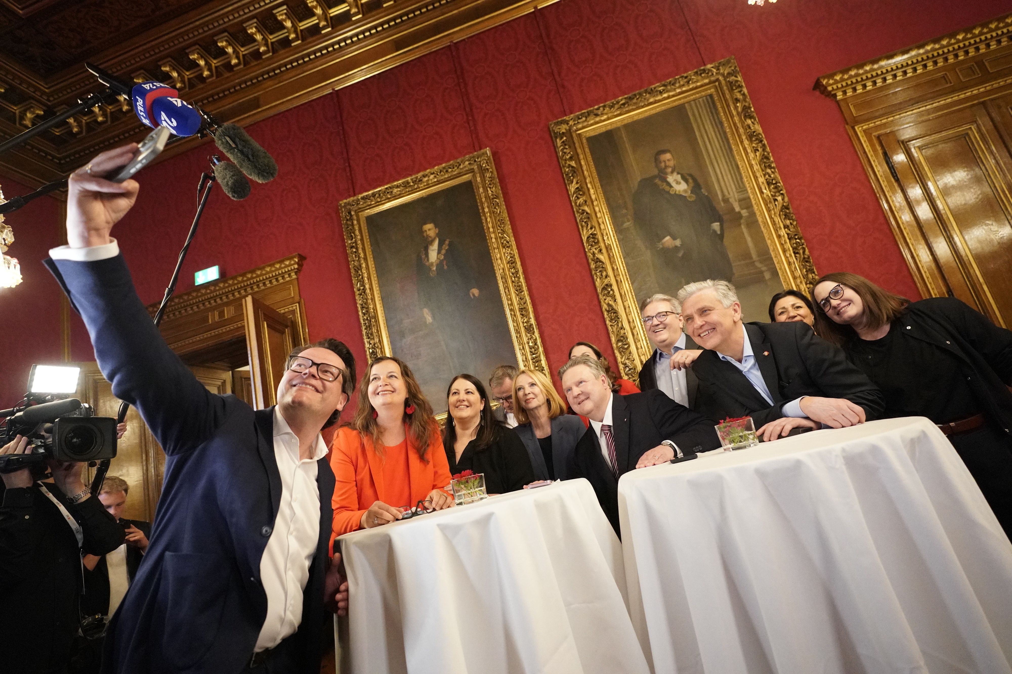 Selfie! Ludwig mit seinem Team im Wiener Rathaus