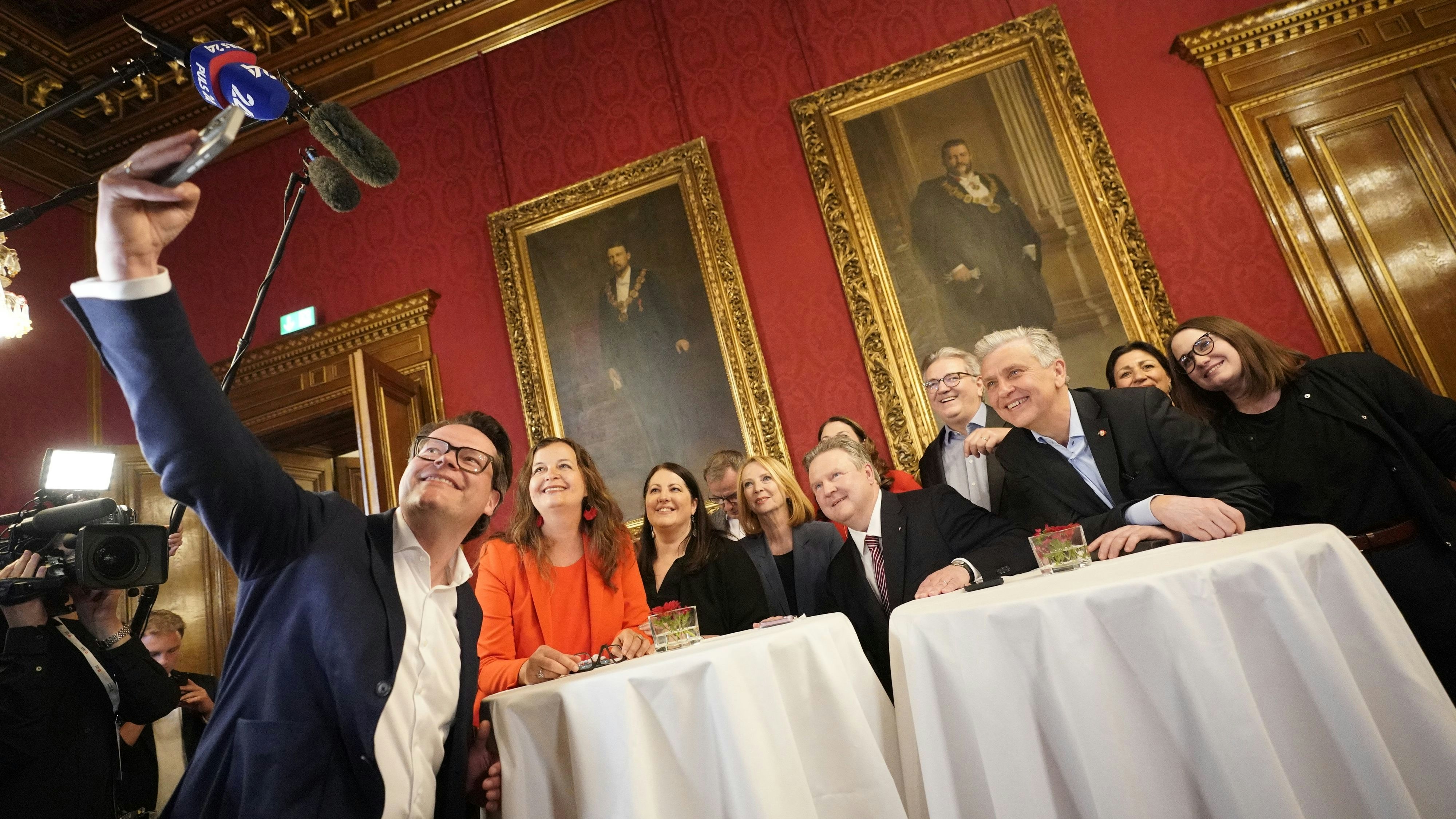 Selfie! Ludwig mit seinem Team im Wiener Rathaus