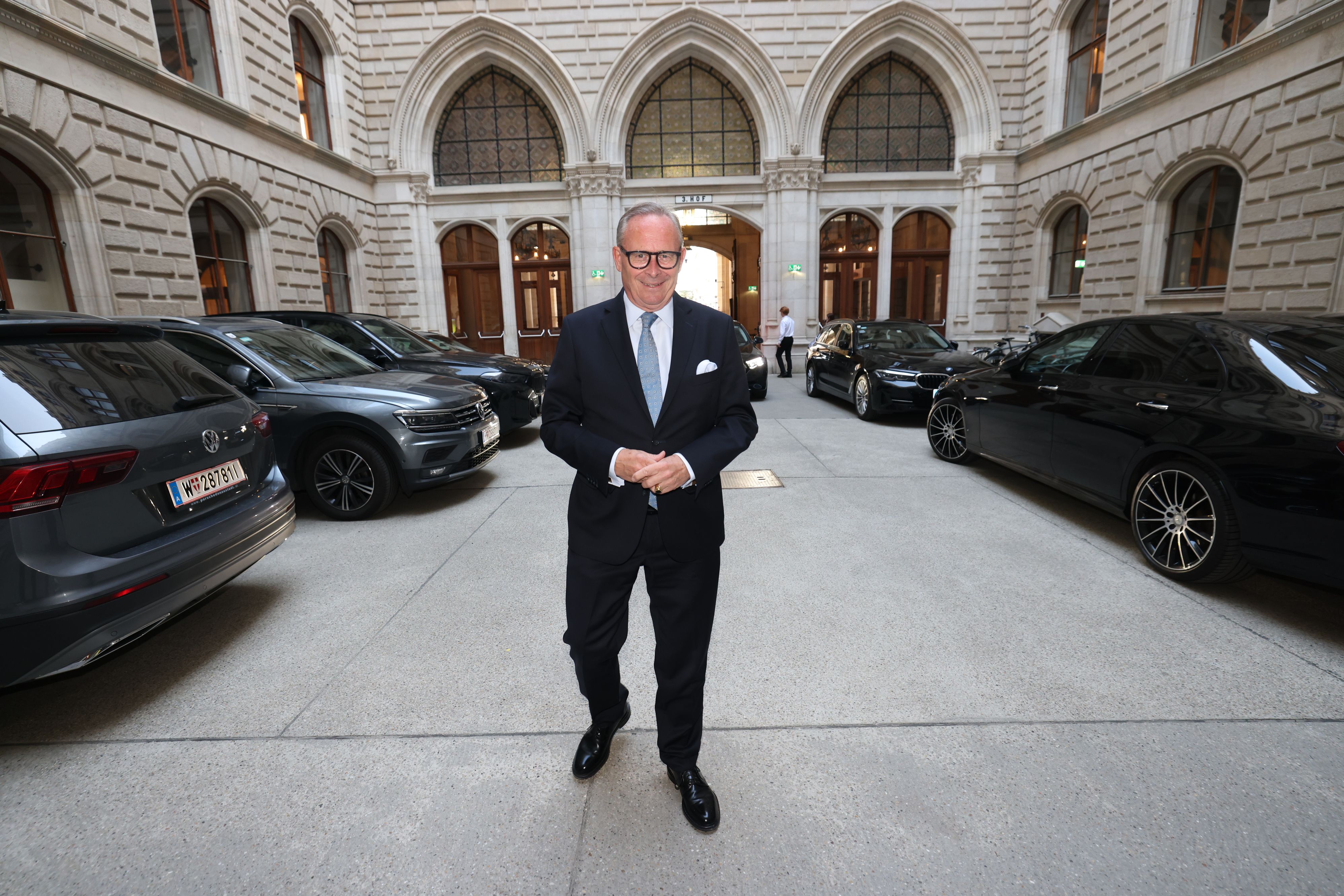 VP-Spitzenkandidat Karl Mahrer am frühen Sonntagabend beim Eintreffen im Wiener Rathaus.