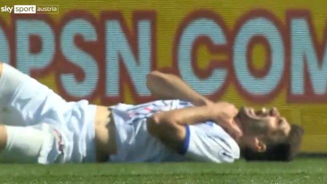 Alem Pasic fällt theatralisch.