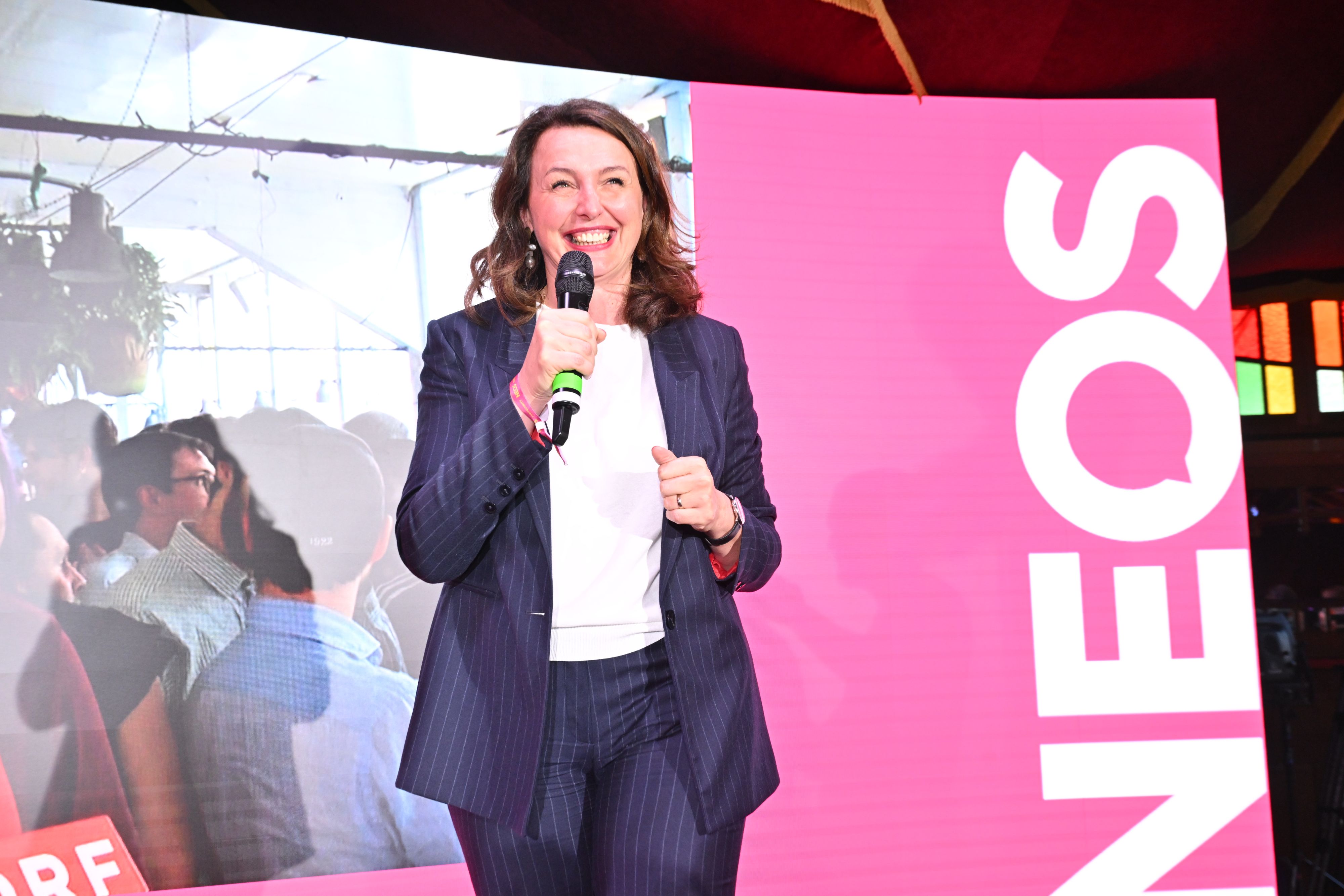 Großer Grinser in der Pratermanege Mirage bei Neos-Co-Spitze Selma Arapović