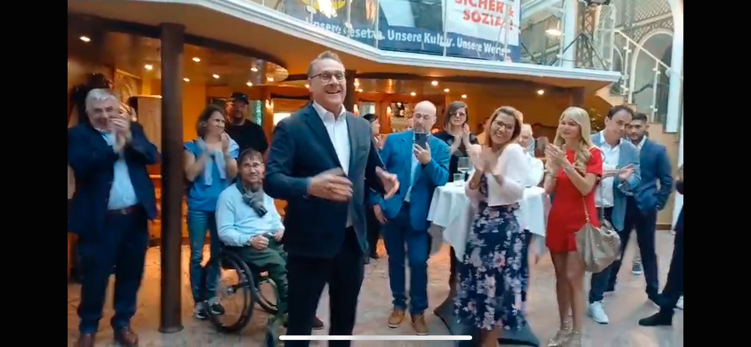 Hatte die Lacher auf seiner Seite: Heinz-Christian Strache im Kreise seiner Fans im Palais Auersperg.