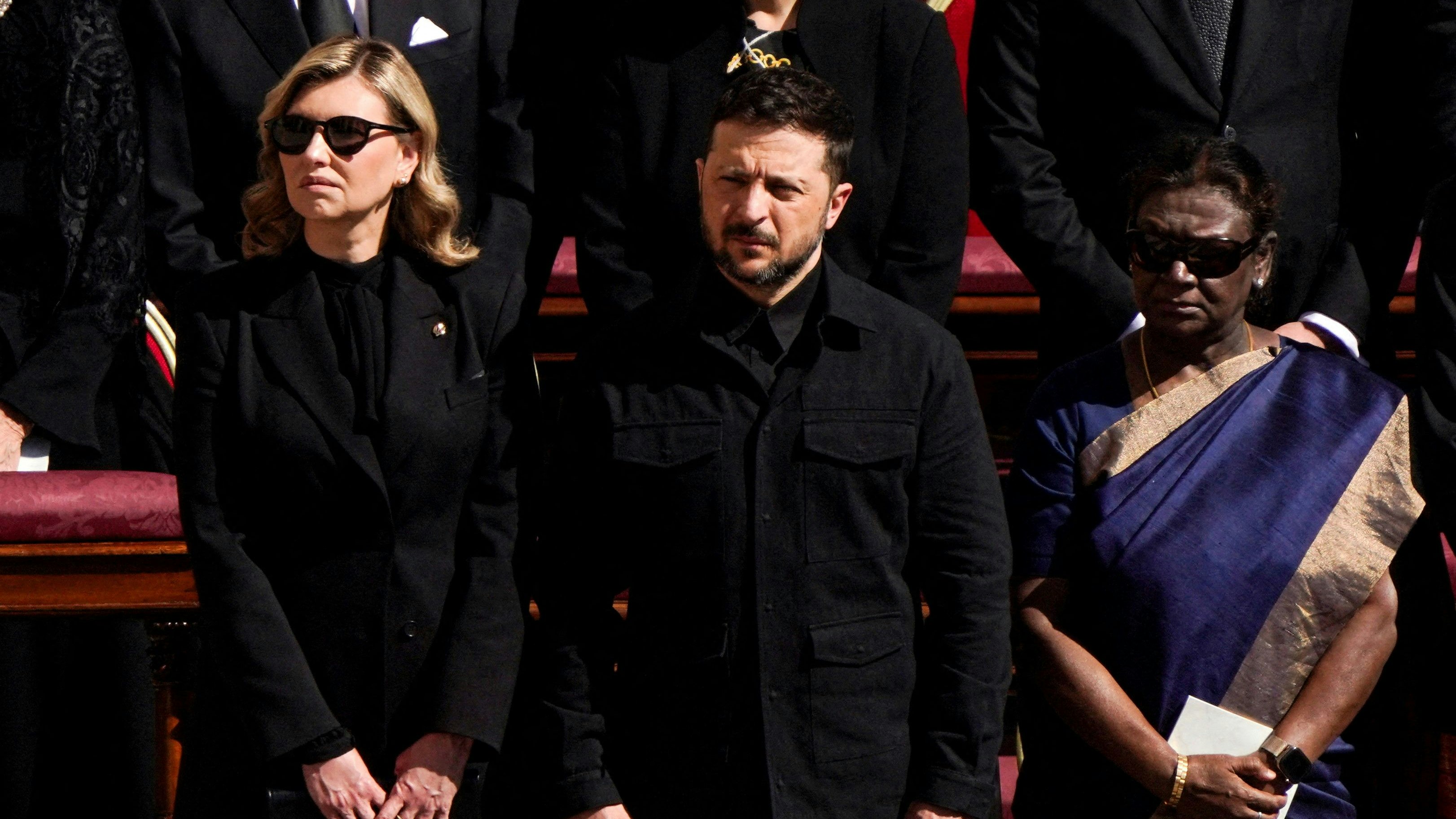 Wolodimir Selenski und seine Ehefrau Olena Selenska werden für ihre Kleidung beim Papst-Begräbnis kritisiert.