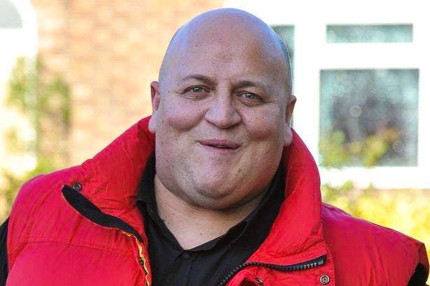 Adrian Bayford, Euromillions-Gewinner von 2012, plant 2025 einen Neuanfang und zieht aus seiner Luxusvilla zurück zu seiner 80-jährigen Mutter.