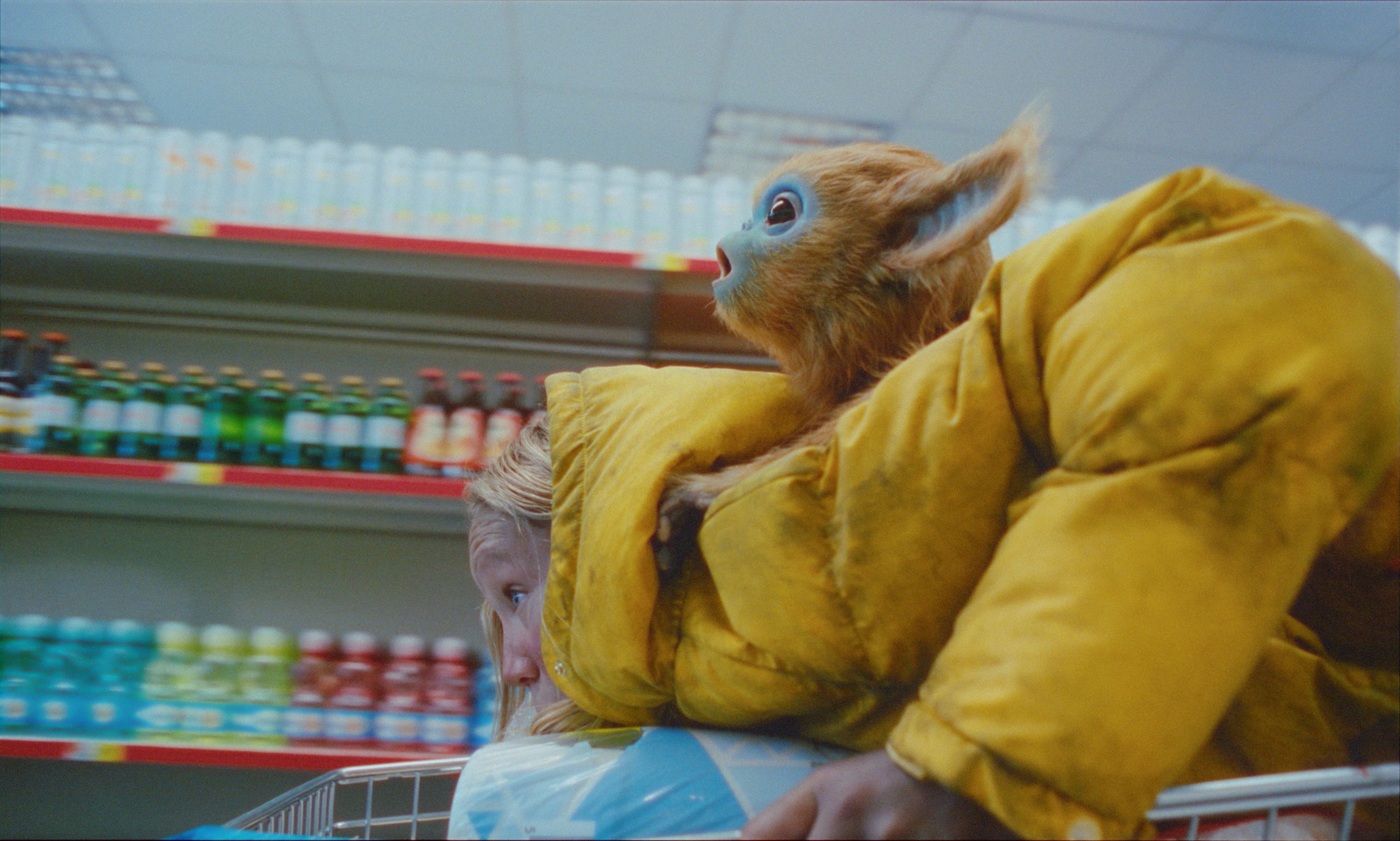 Yuri (Helena Zengel) und der Baby-Ochi sind Freunde.