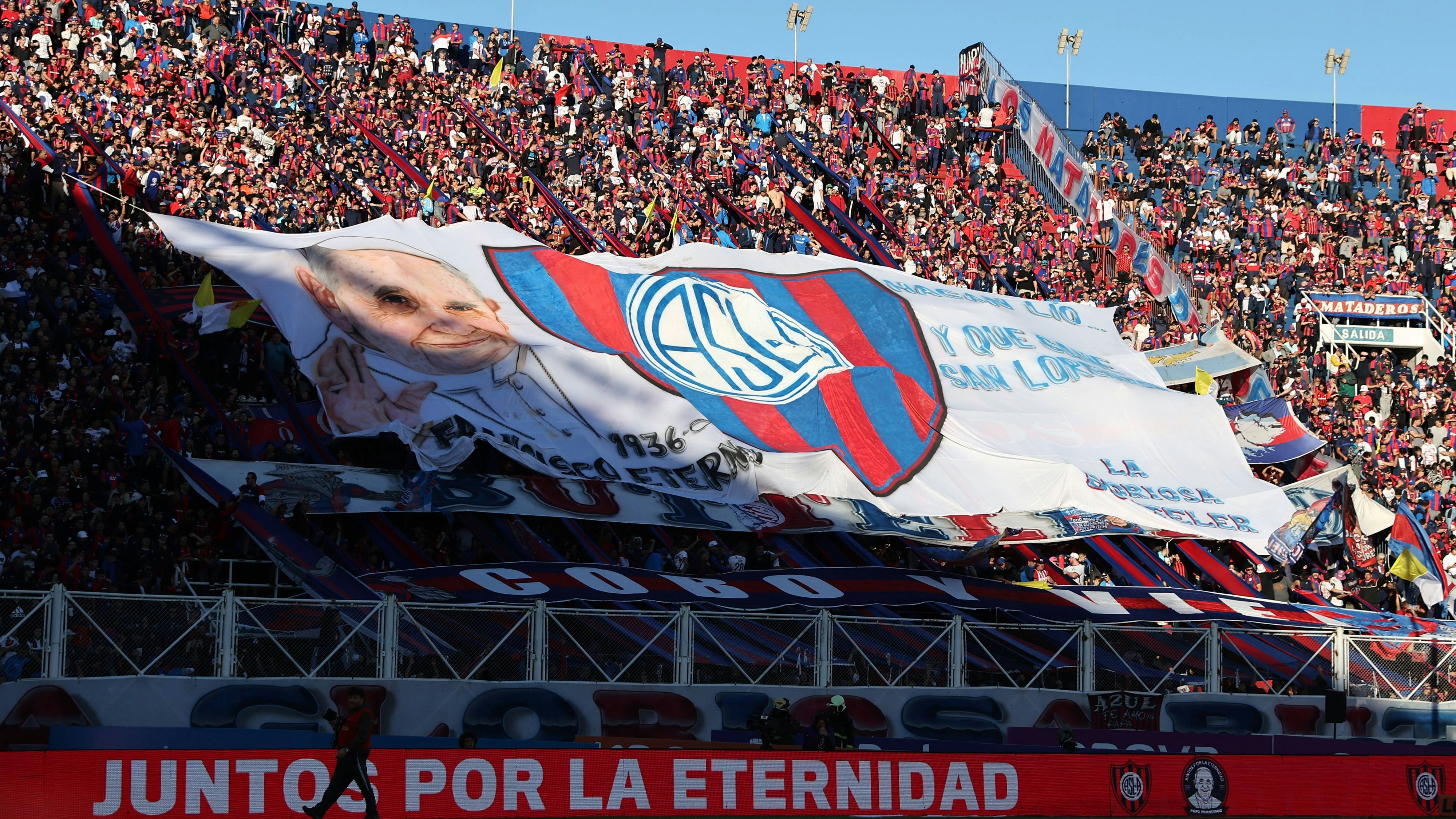 Die Fans würdigten Papst Franziskus mit einer eigenen Choreographie.