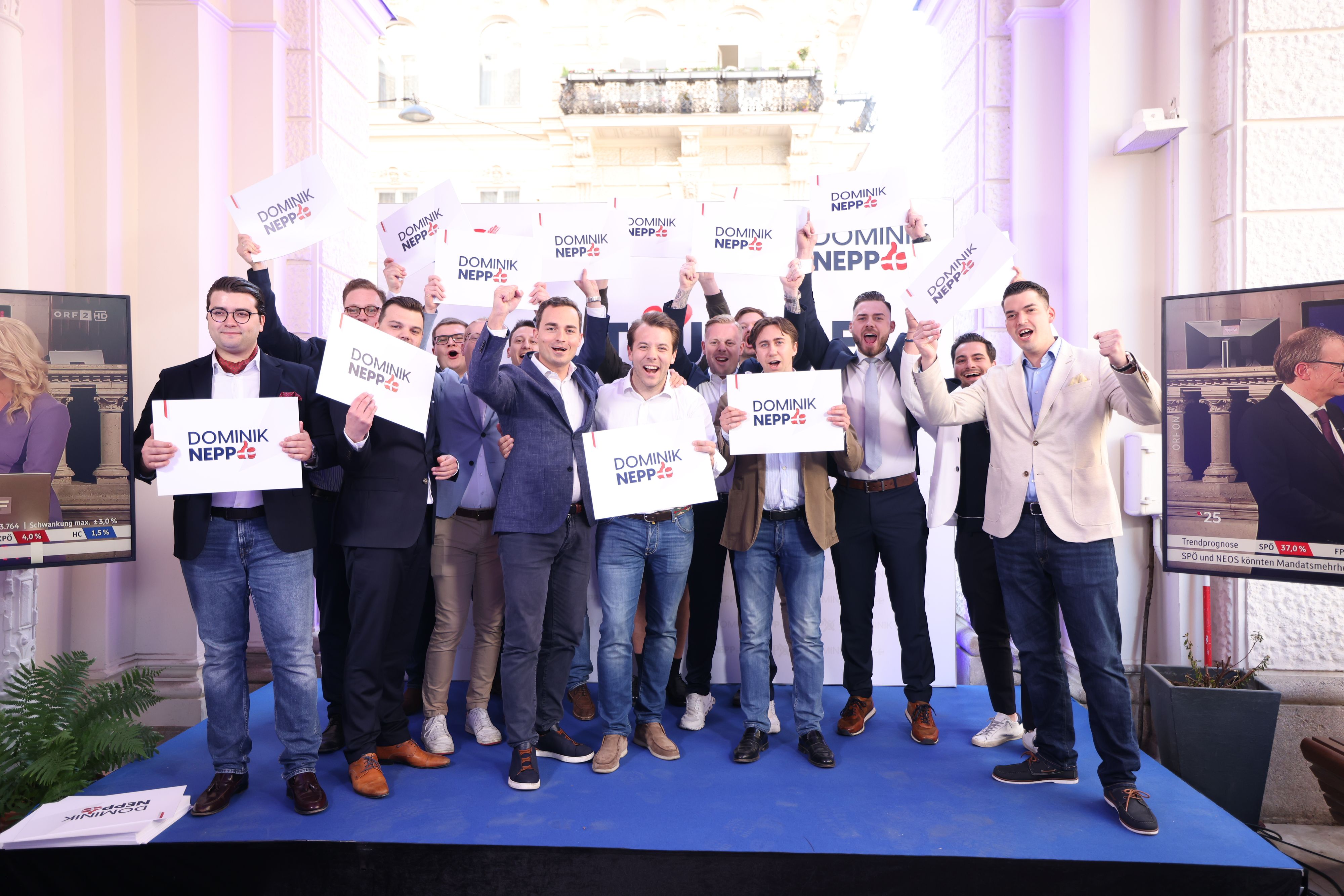 Jubel bei der FPÖ und Klubobmann Maximilian Krauss nach Bekanntgabe der ersten Trendprognose