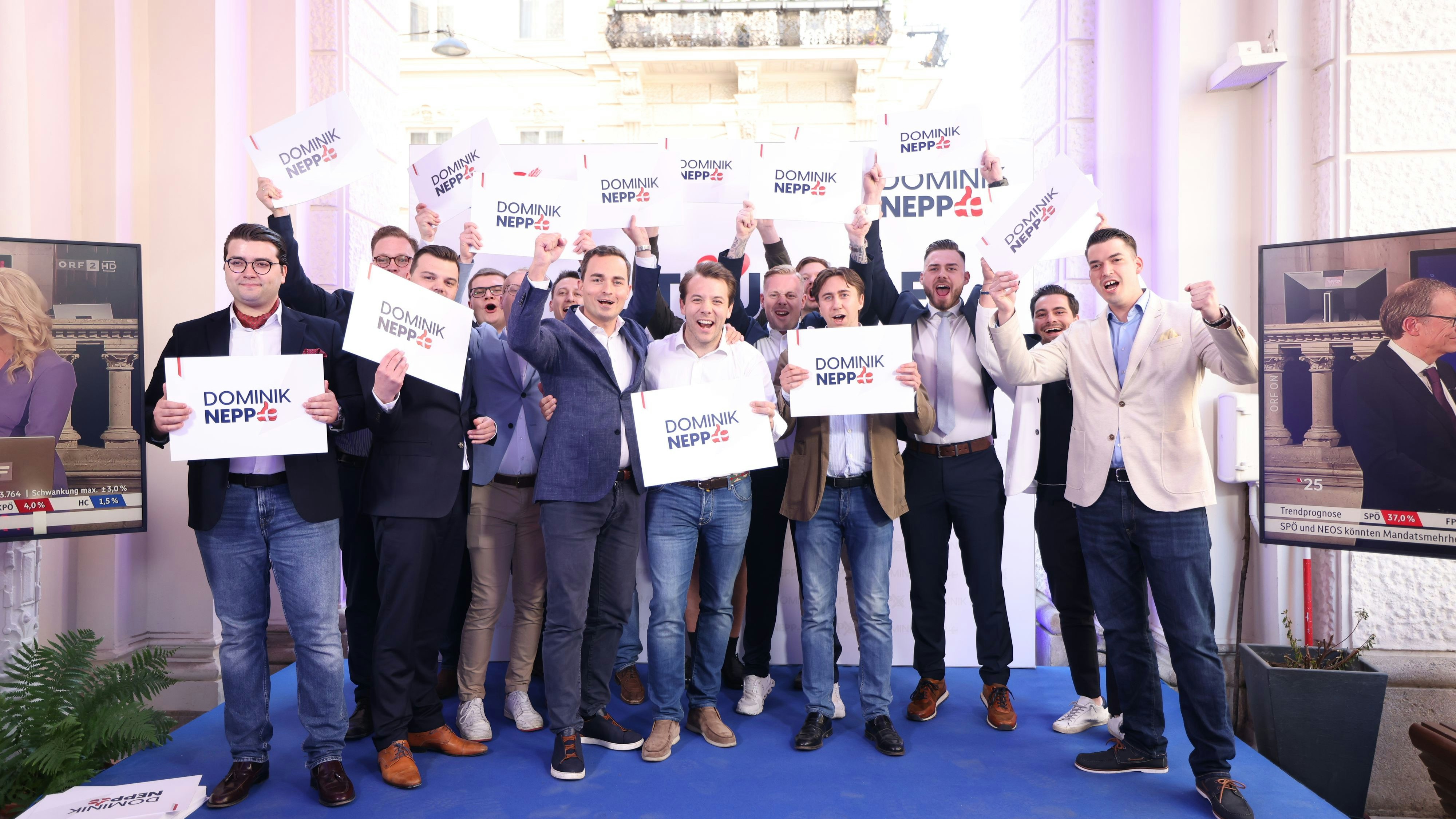 Jubel bei der FPÖ und Klubobmann Maximilian Krauss nach Bekanntgabe der ersten Trendprognose