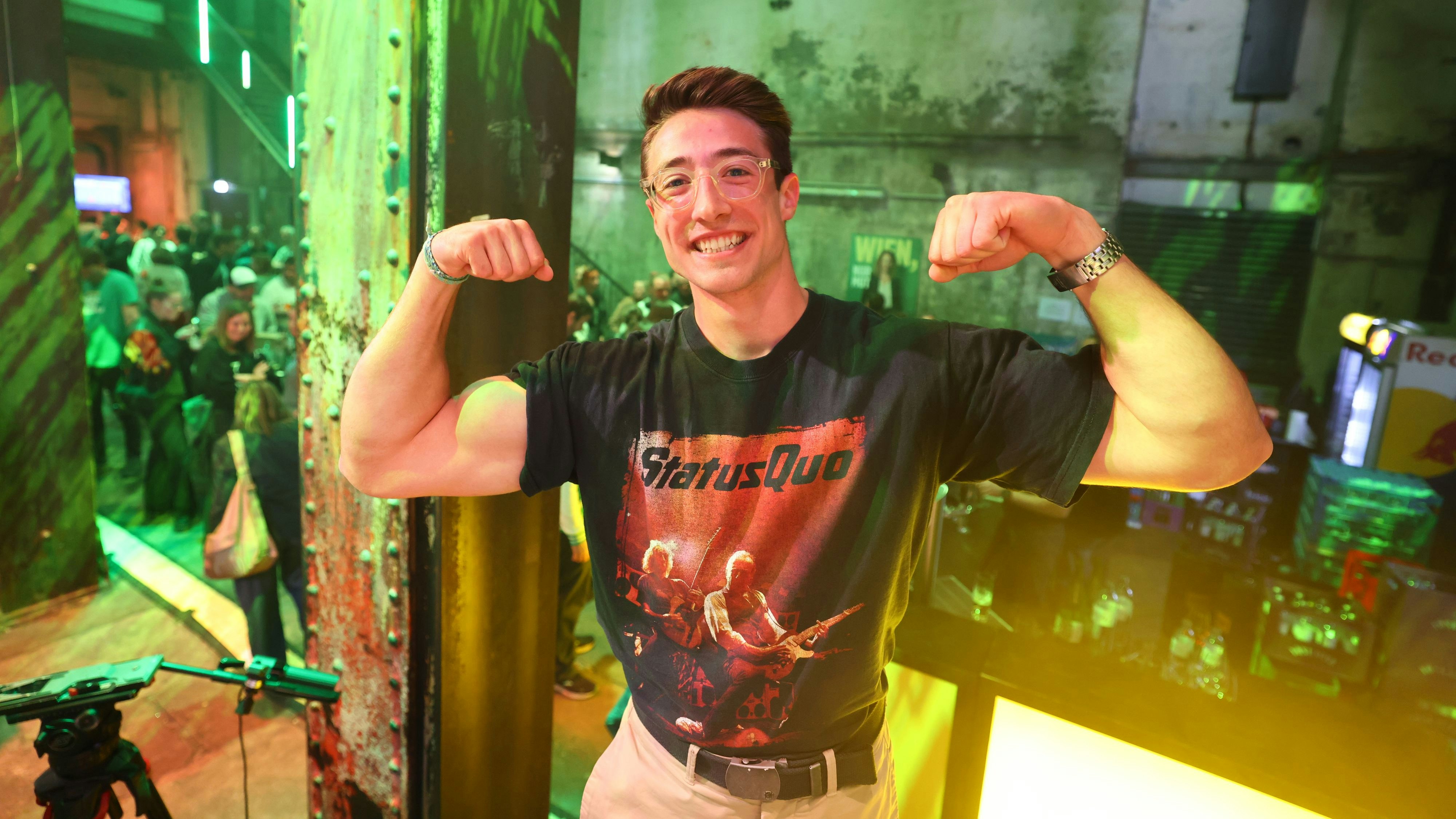 Die Grünen zeigen Muckis. Theo Löcker (21) wird künftig der jüngste Gemeinderats-Abgeordnete sein.