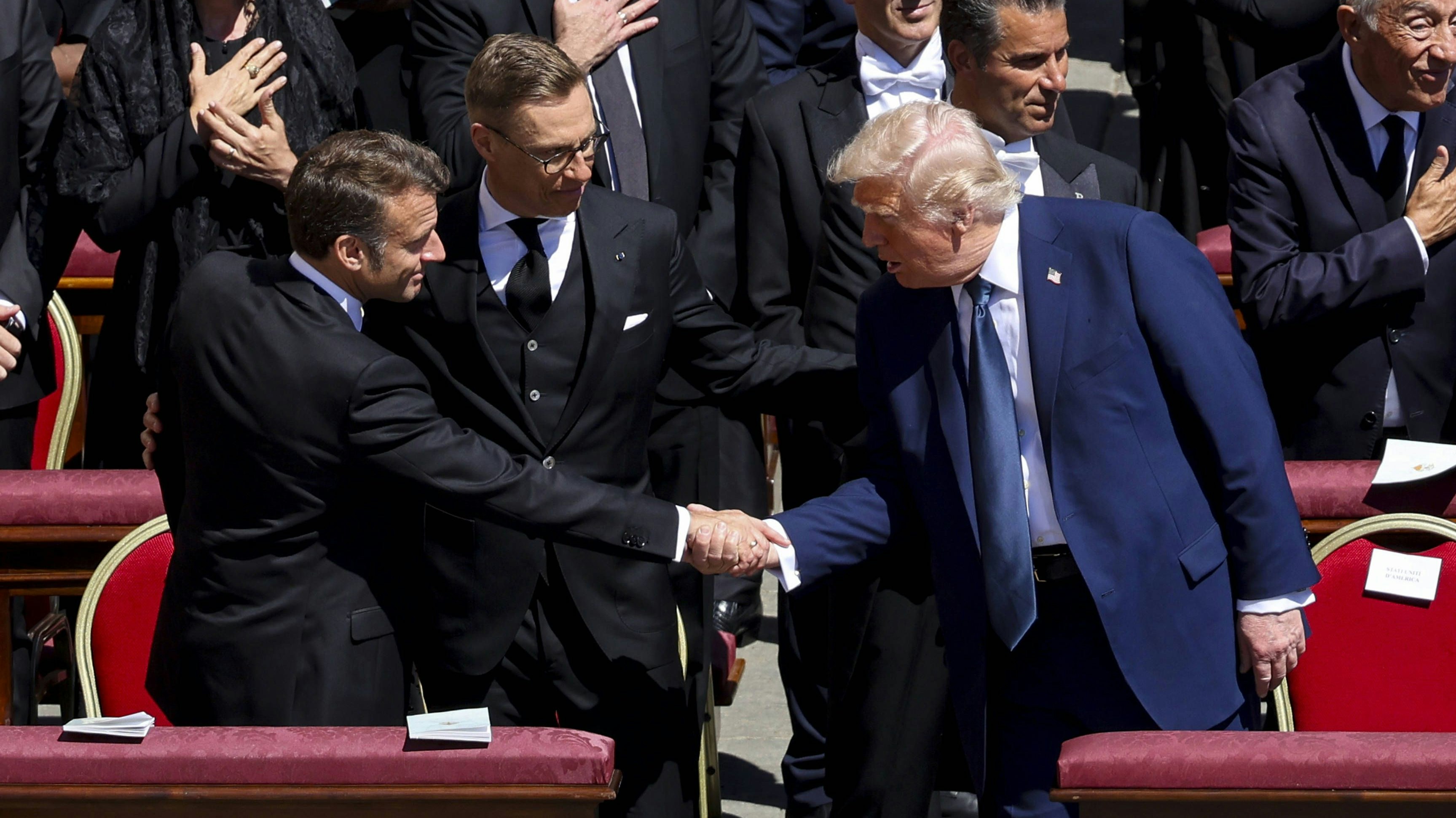 Trump reichte unter anderem Macron die Hand.
