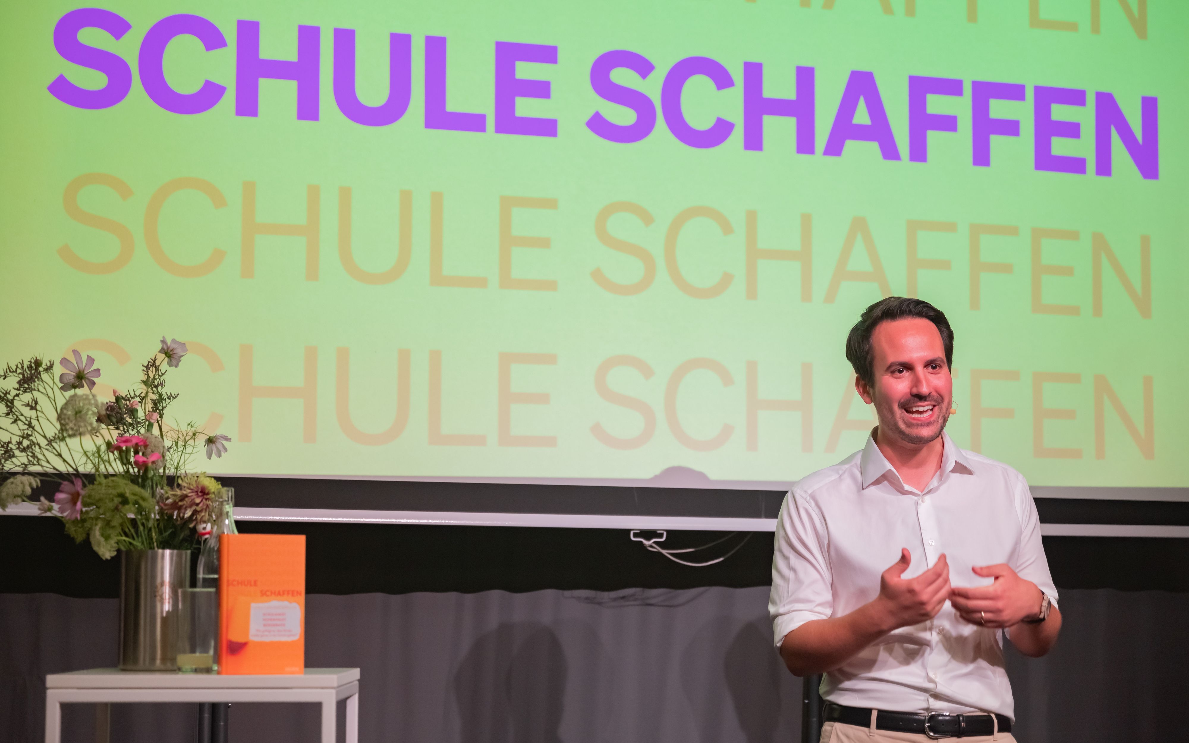 Bildungsminister Wiederkehr auf Lehrersuche (Foto von September 2024).