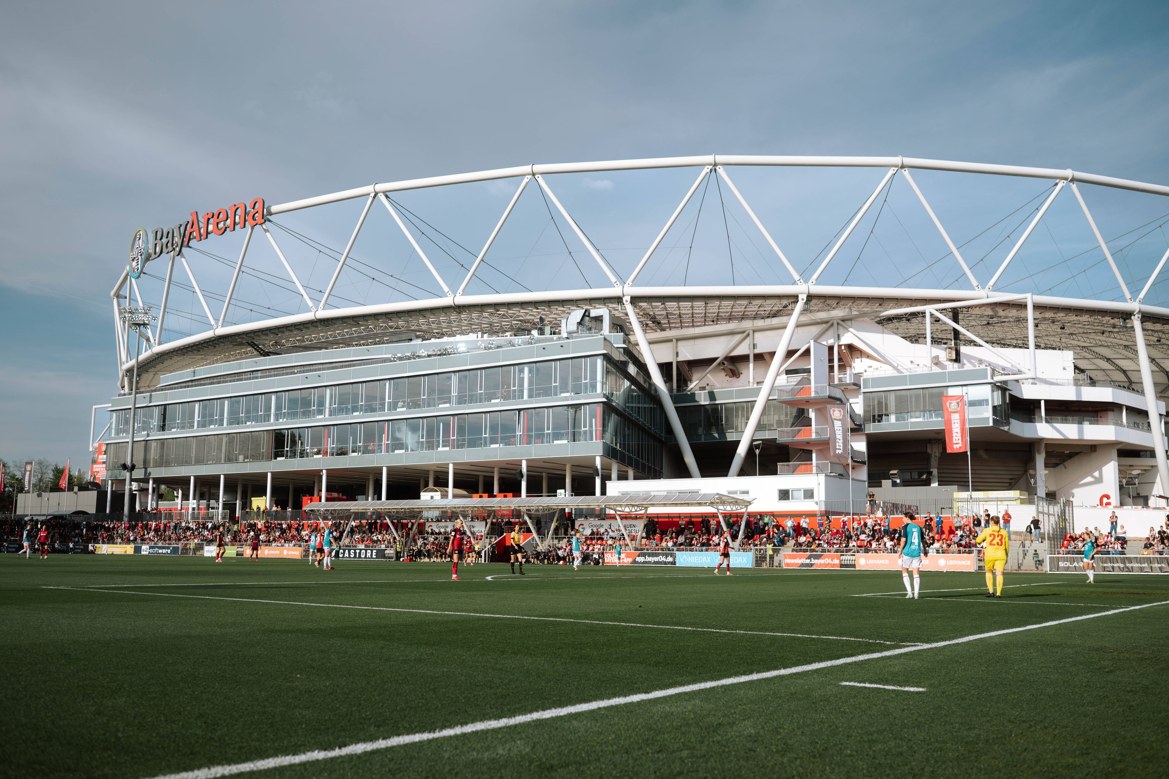 Bayer Leverkusen könnte die Spielgenehmigung entzogen werden.