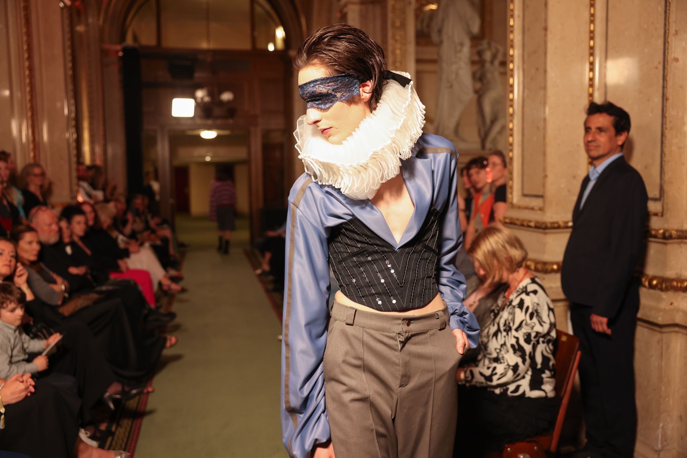 Die Models laufen in der Staatsoper.