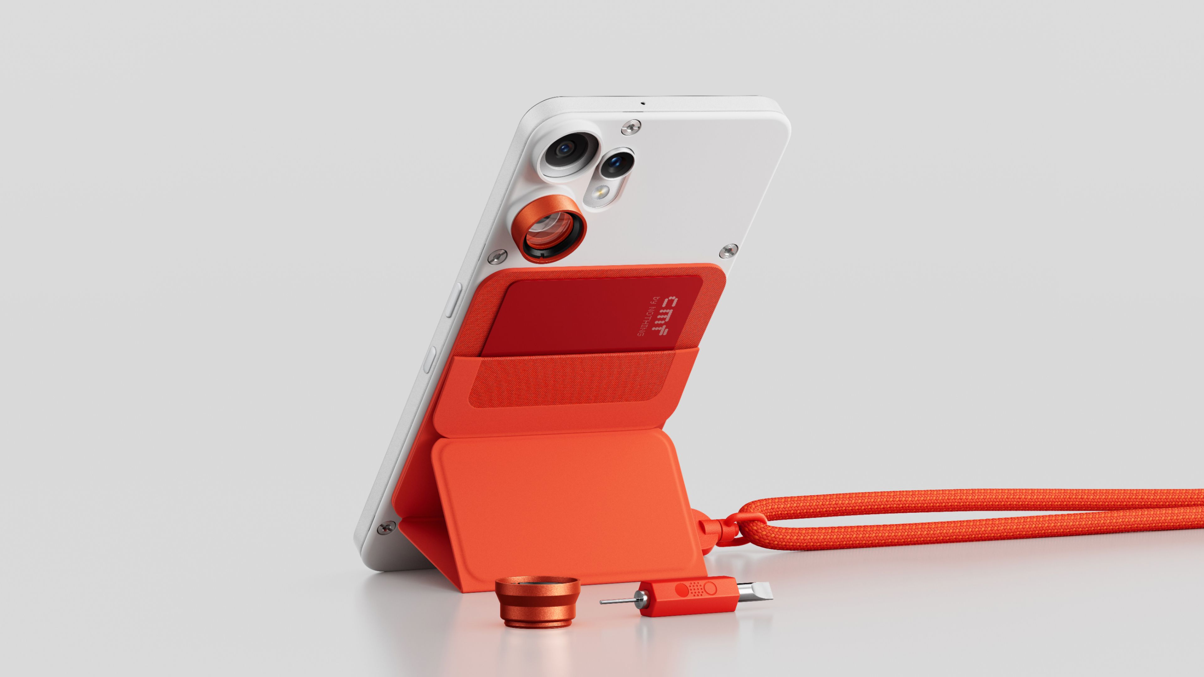 Beim neuen CMF Phone 2 Pro können wieder Zubehörteile angebracht und sogar Linsen aufgesetzt werden.