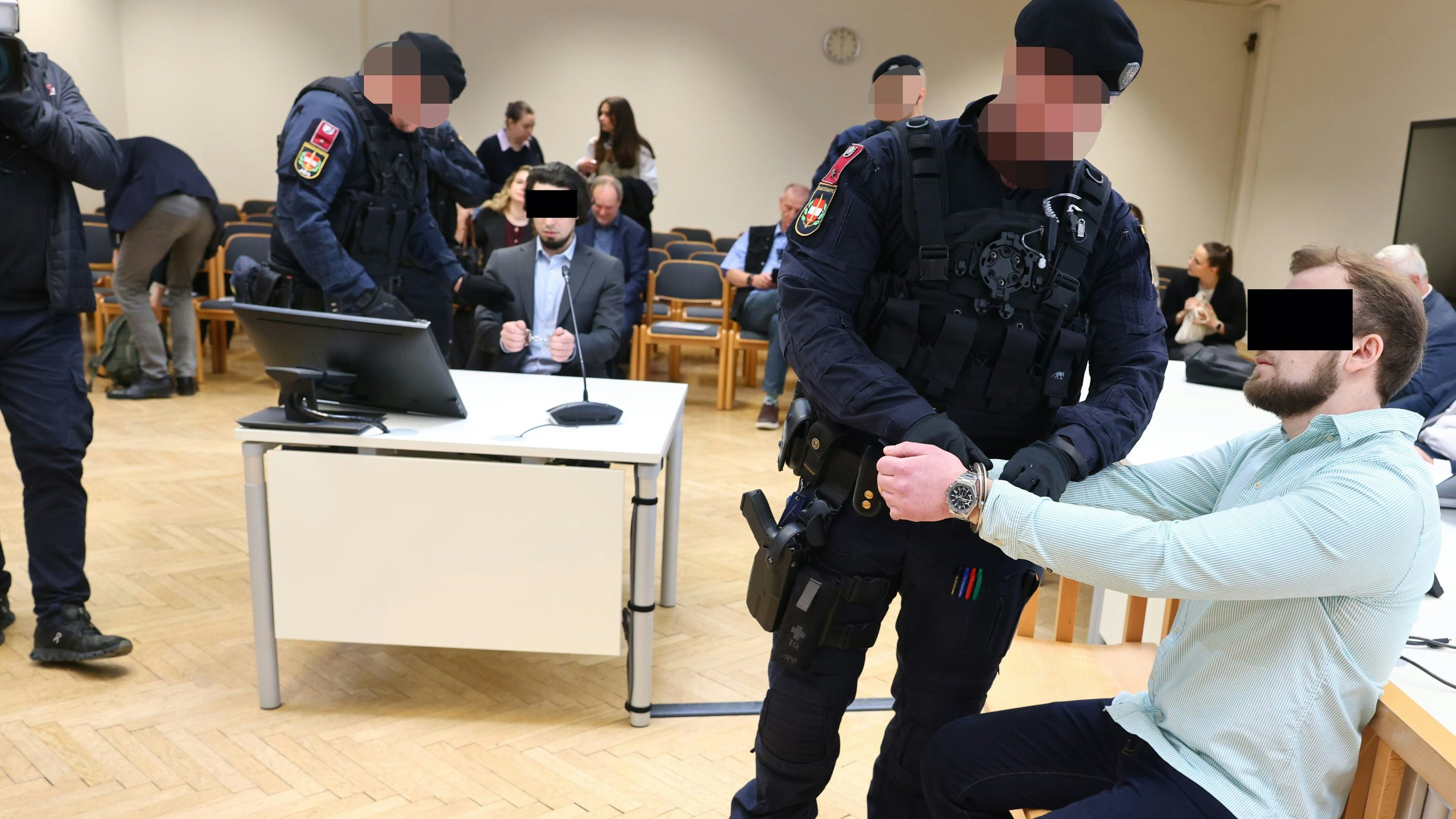 Der Zweitangeklagte (r.) ist ebenfalls in U-Haft.