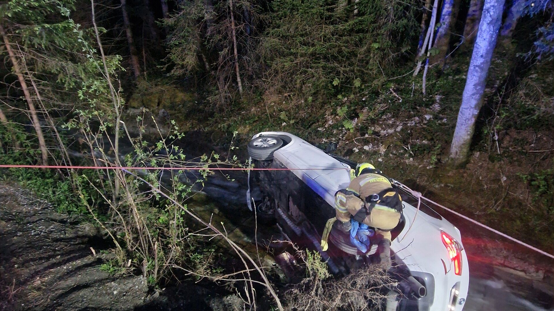 Das Auto landete seitlich im Dürnbach.