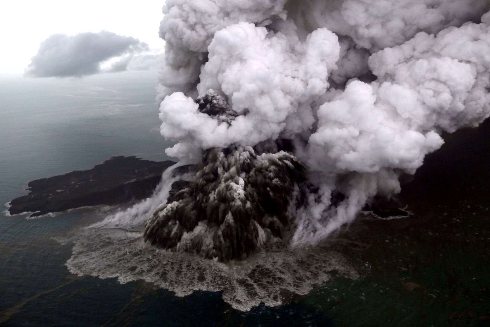 Luftaufnahmen zeigen einen Ausbruch des Anak Krakatau in Indonesien im Dezember 2018.