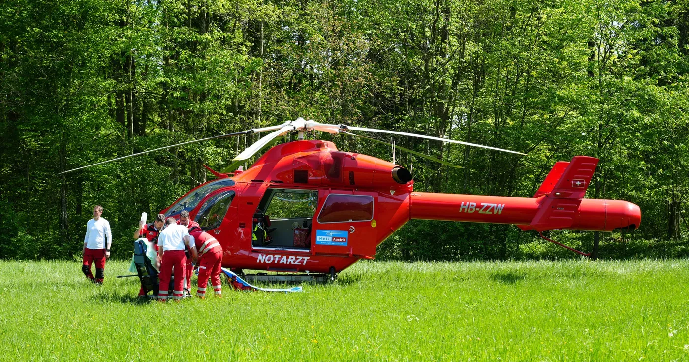 Die Person musste mit dem Hubschrauber abtransportiert werden.