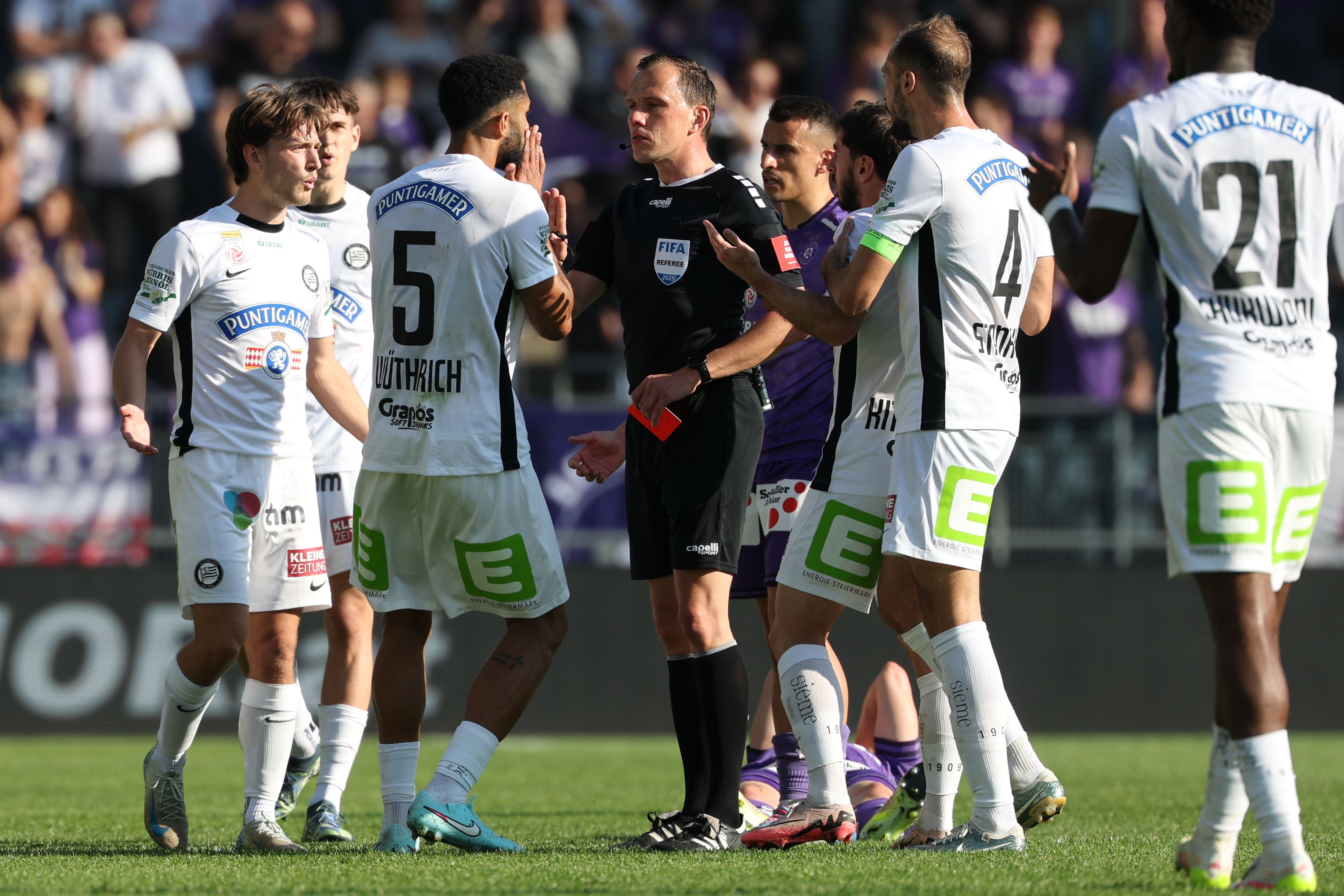 Sturms Böving (l.) sieht von Gishamer Rot. Die Grazer verstehen die Welt nicht mehr.