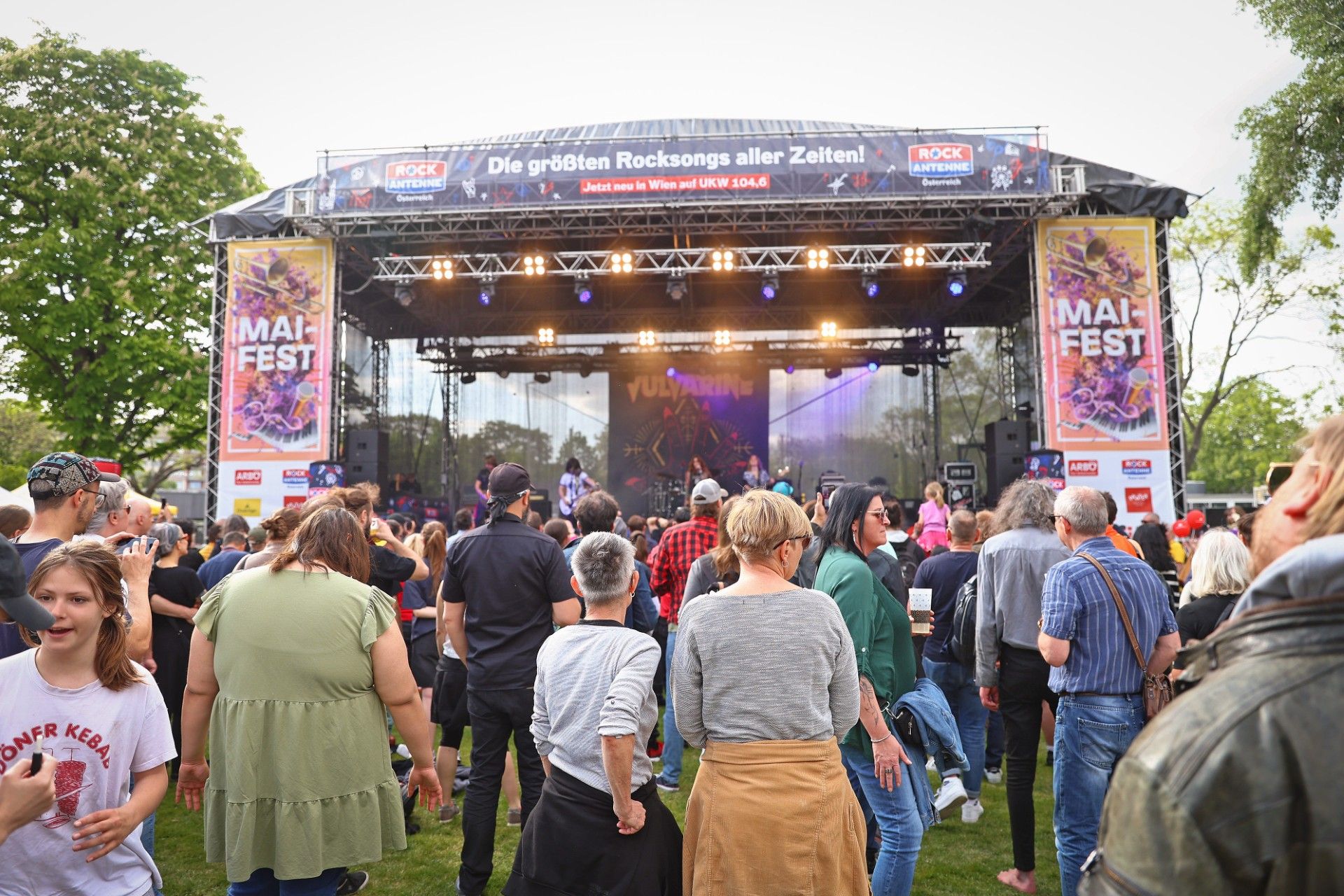 Das Maifest im Wiener Wurstelprater lockt mit Live-Acts.