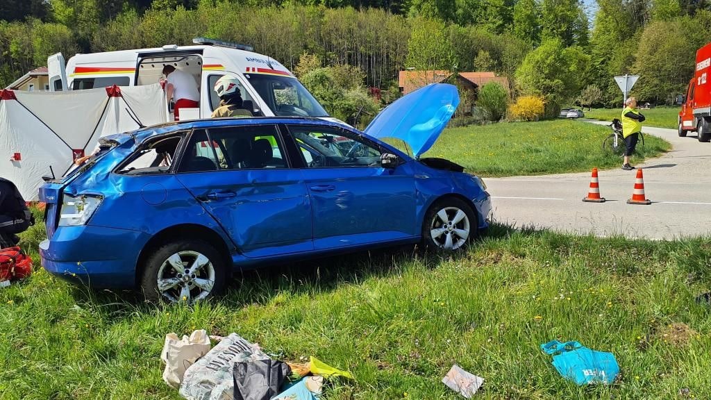 Heute.at - Mit Kind am Rücksitz – Auto landet auf dem Dach
