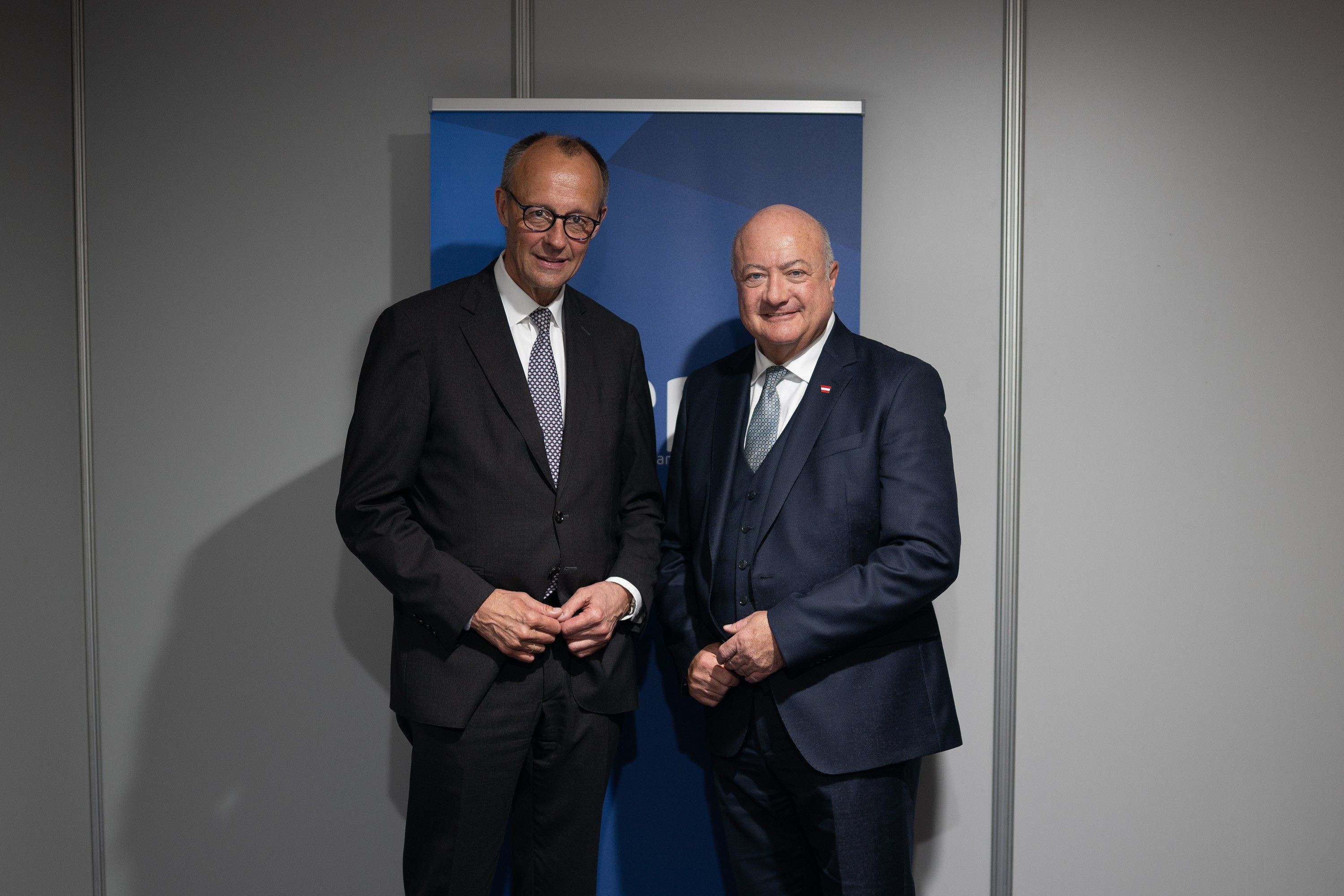 Bundeskanzler Christian Stocker und Friedrich Merz am Rande des EVP-Kongresses in Valencia.