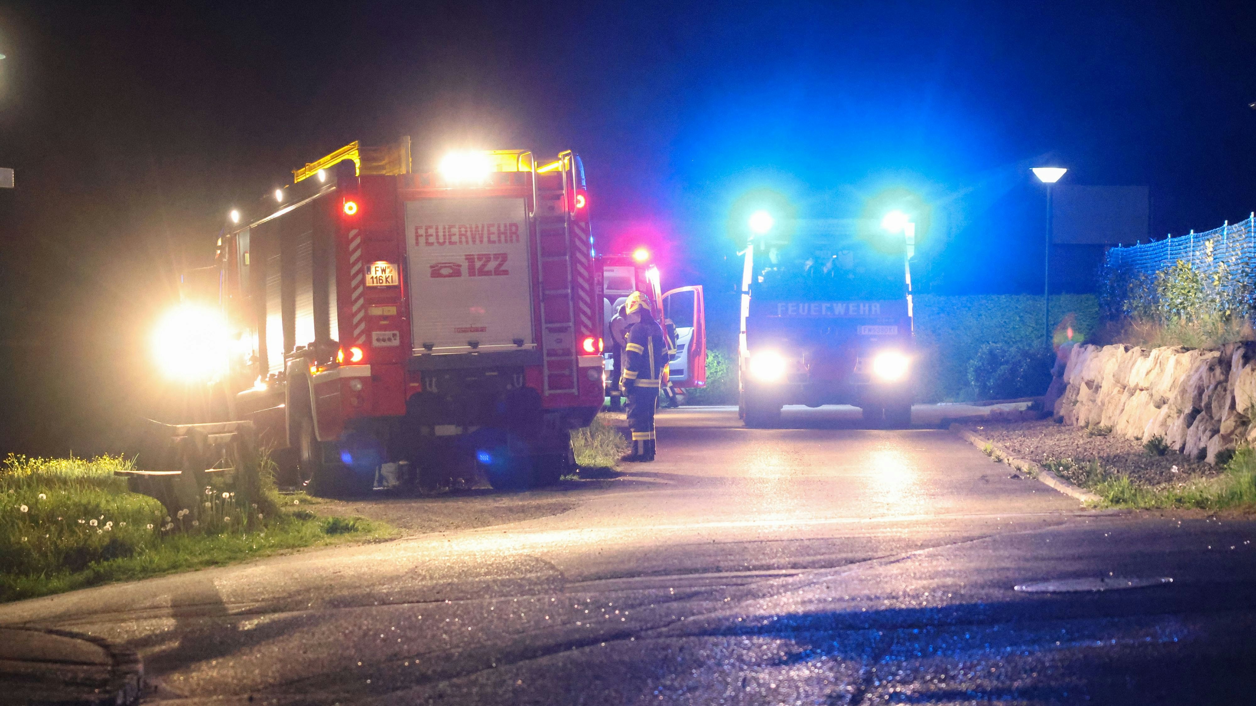 Heute.at - Feuerwehr rückt mitten in der Nacht zu Wohnhaus aus