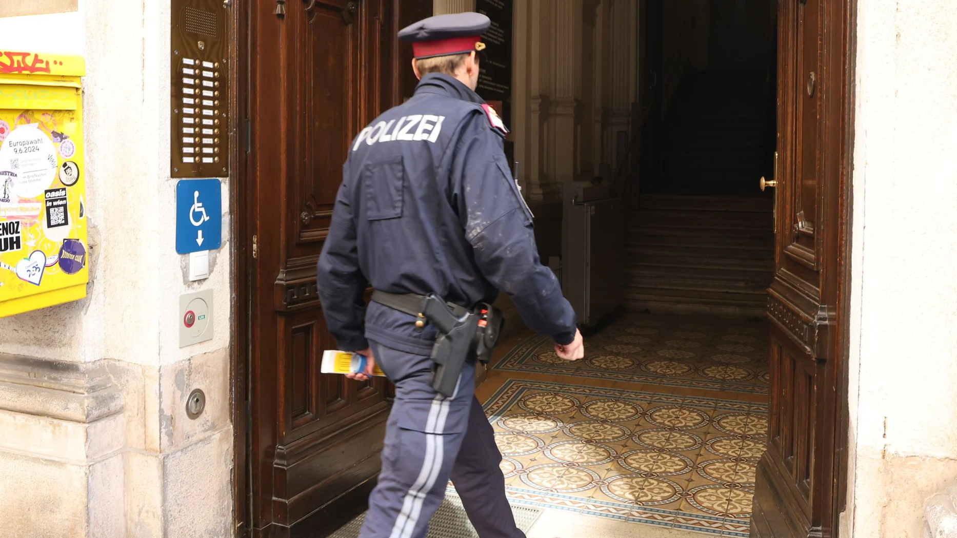 Die Feuerwehr ist mit der Polizei aktuell vor Ort im Einsatz. 