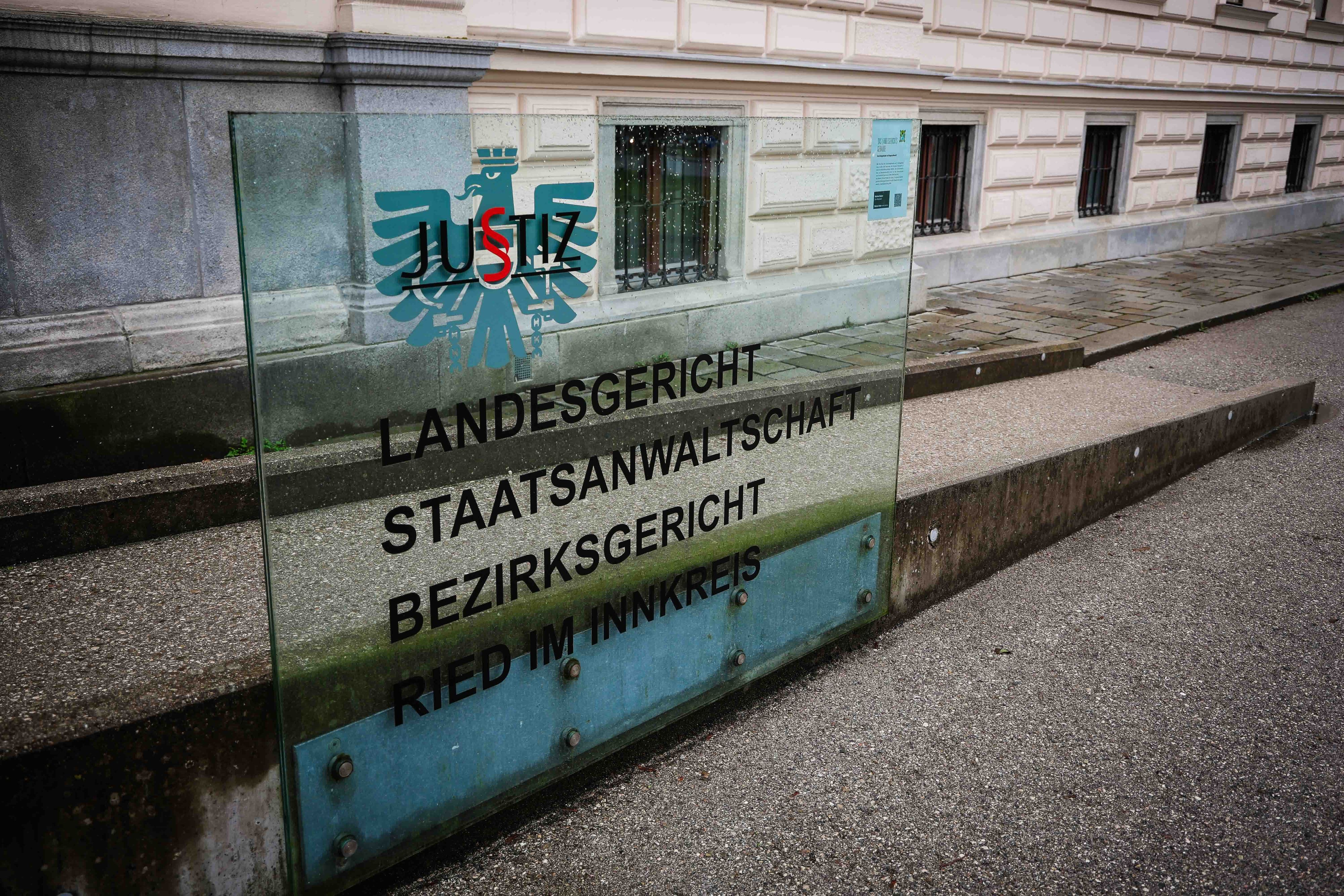 Der Mordprozess gegen einen 23-Jährigen findet am Landesgericht Ried statt, zuständig ist die Staatsanwaltschaft Ried im Innkreis – wurde erneut vertagt.