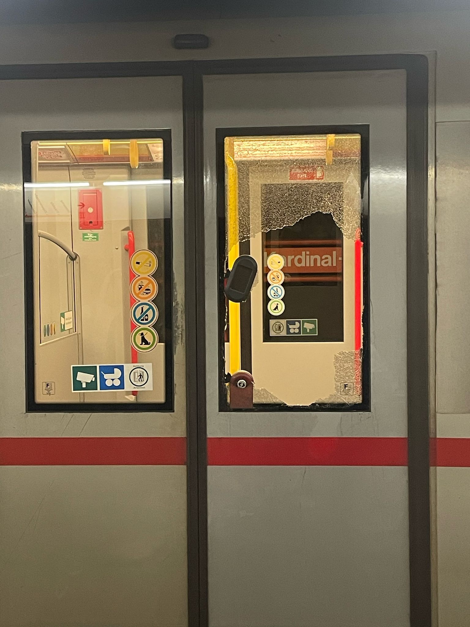 Jugendliche zerschlugen die Türscheiben der U3.