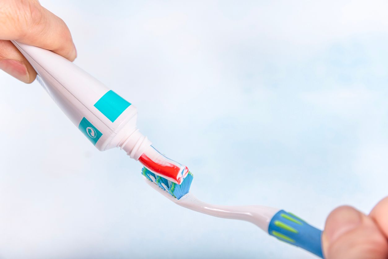 Der wichtigste Inhaltsstoff einer Zahnpasta ist Fluorid. Es schützt die Zähne vor Karies.