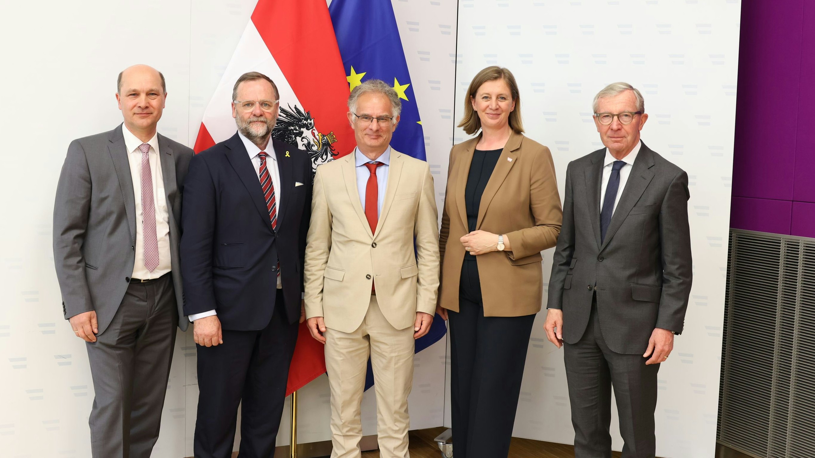 Gemeindebundpräsident Johannes Pressl zusammen mit den Regierungsmitgliedern Josef Schellhorn, Markus Marterbauer, Barbara Eibinger-Miedl und Salzburgs Ex-Landeshauptmann Wilfried Haslauer (v.l.; Archivbild).
