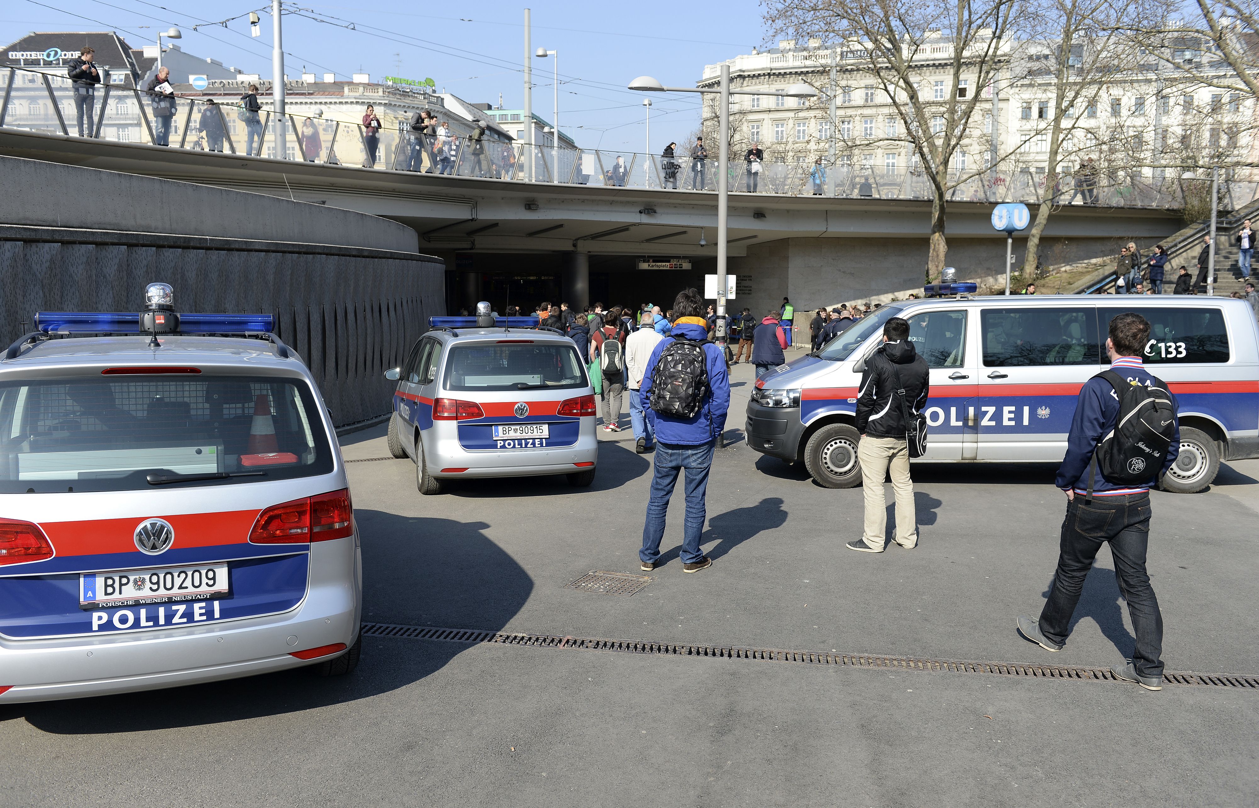 Archivbild eines Polizeieinsatzes beim Karlsplatz