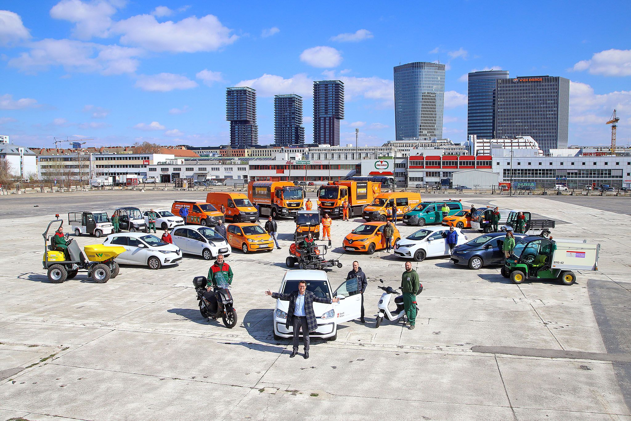 Stadtrat Jürgen Czernohorszky besuchte den Fuhrpark und warf einen Blick auf die klimaneutralen Fahrzeuge.