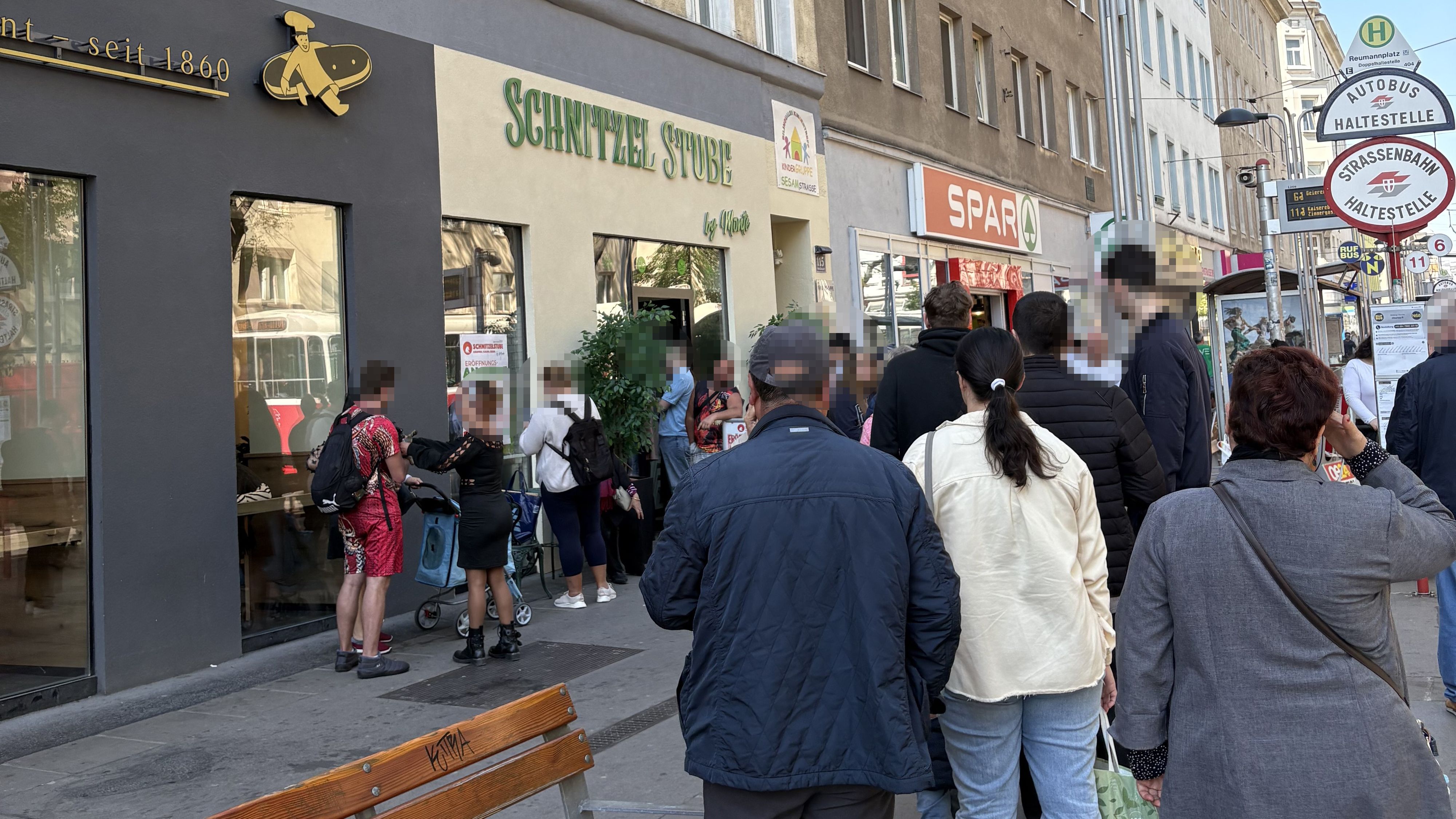 Riesen-Andrang in der Quellenstraße in Wien-Favoriten.
