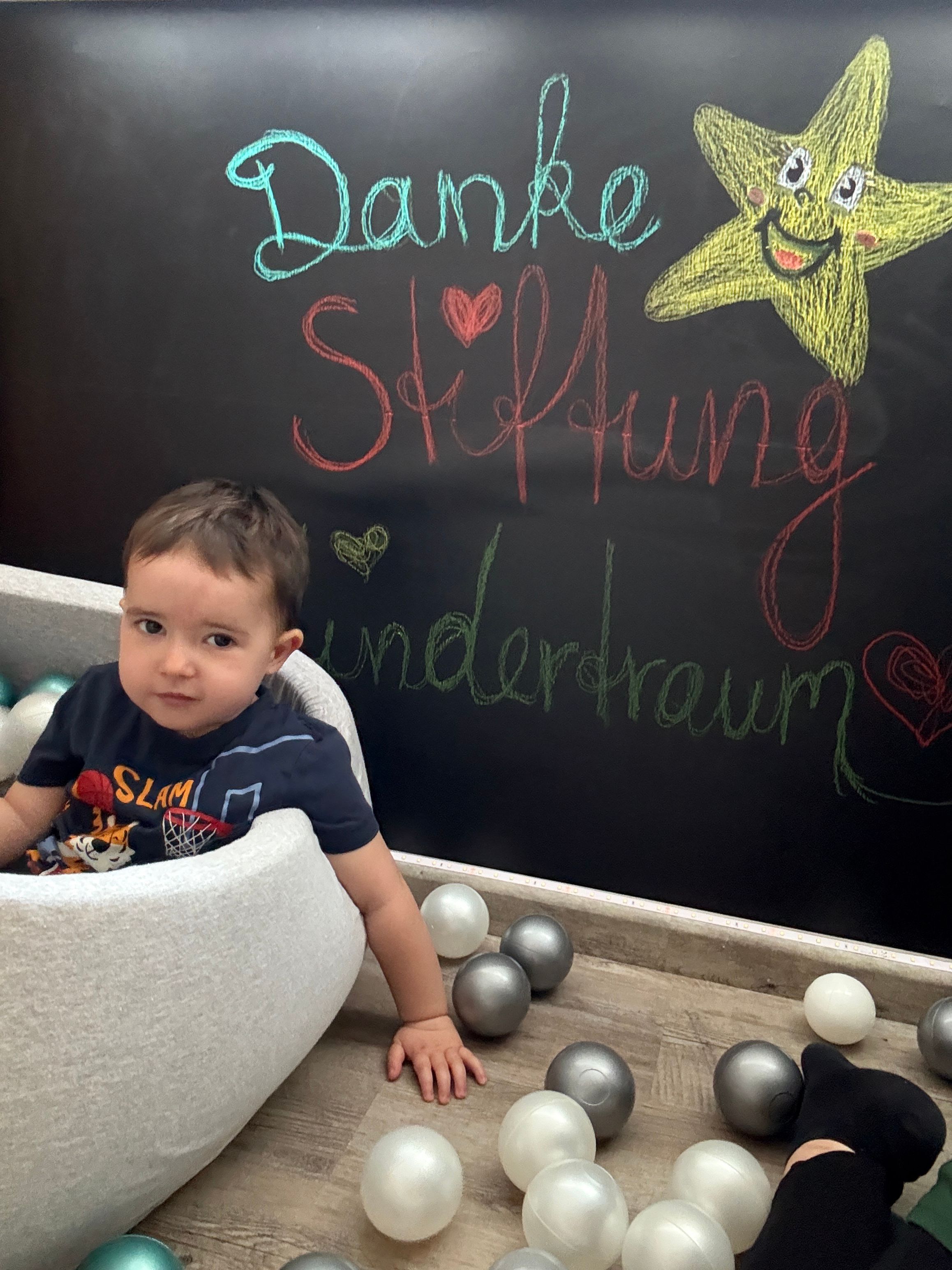 Matteo in seinem neuen Kinder-Paradies.