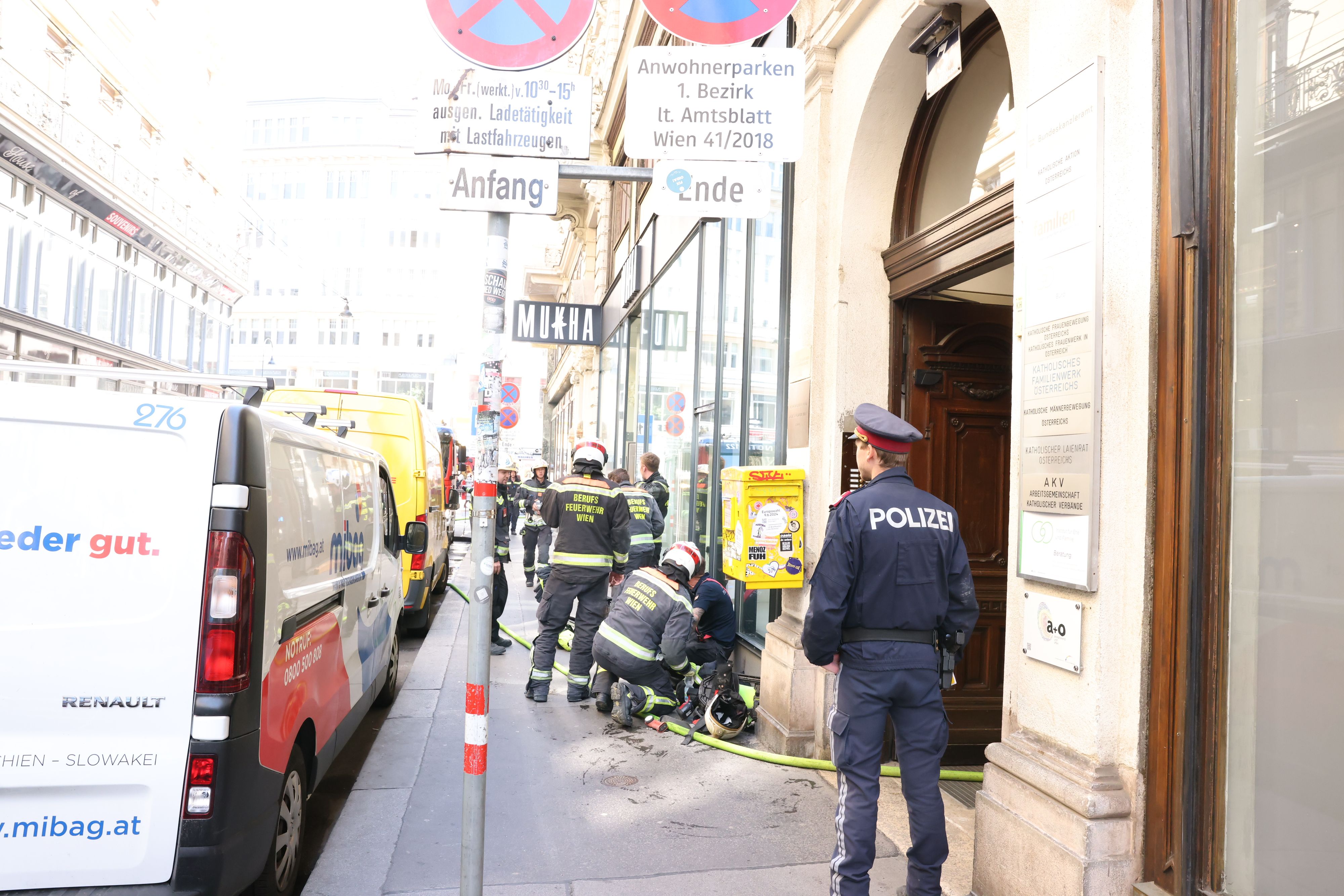 Feuerwehreinsatz in der Wiener City - auch ein Tag nach dem Brand mit einem Toten.
